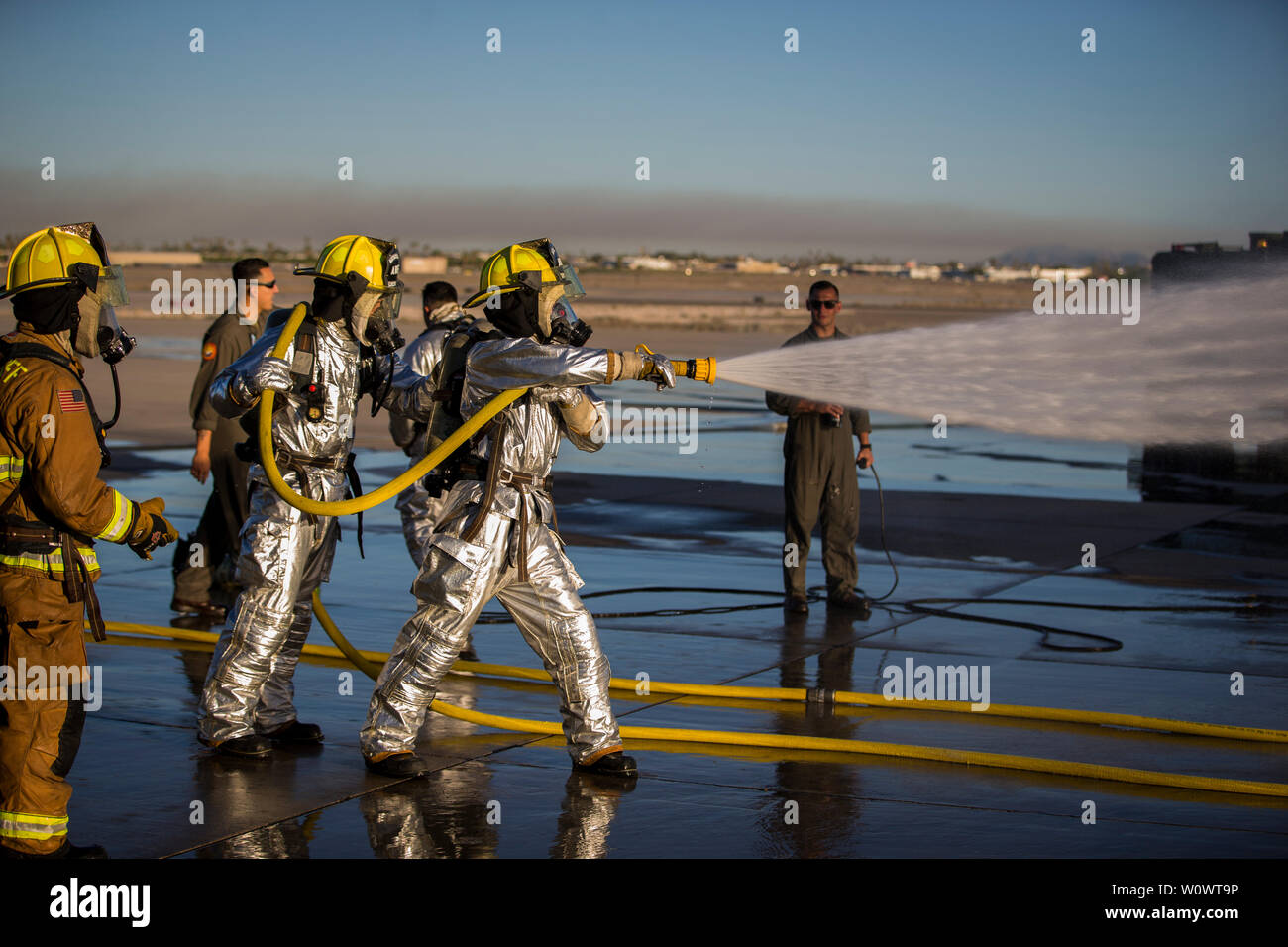 Us-Marines mit Flugzeugen Rettung und Brandbekämpfung (ARFF), Sitz und Hauptverwaltung Squadron (H&HS), Marine Corps Air Station (WAB) Yuma Verhalten hand Line Bohrer bei Live Brennen Training auf MCAS Yuma, Ariz., 25. Juni 2019. Hand Linie Übungen konzentrieren sich auf Techniken Kraftstoff Brände von Flugzeugen zu drücken, ARFF Marines Zug monatlich ihre Bereitschaft zu erhöhen, wenn die Reaktion auf Notfälle auf dem Flug. (U.S. Marine Corps Foto von Lance Cpl. John Hall) Stockfoto
