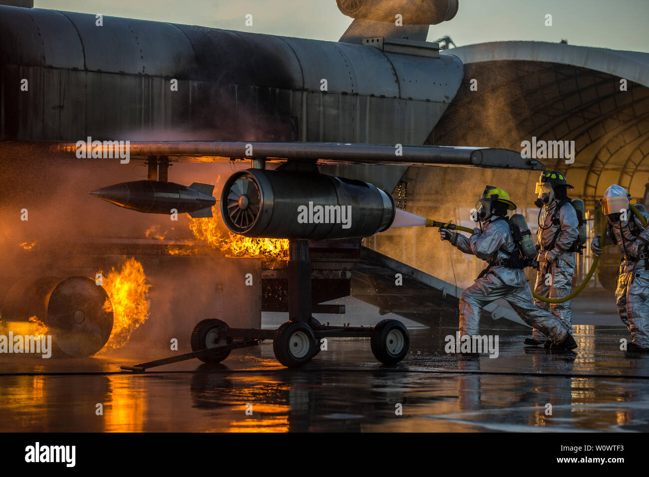 Us-Marines mit Flugzeugen Rettung und Brandbekämpfung (ARFF), Sitz und Hauptverwaltung Squadron (H&HS), Marine Corps Air Station (WAB) Yuma Verhalten hand Line Bohrer bei Live Brennen Training auf MCAS Yuma, Ariz., 25. Juni 2019. Hand Linie Übungen konzentrieren sich auf Techniken Kraftstoff Brände von Flugzeugen zu drücken, ARFF Marines Zug monatlich ihre Bereitschaft zu erhöhen, wenn die Reaktion auf Notfälle auf dem Flug. (U.S. Marine Corps Foto von Lance Cpl. John Hall) Stockfoto