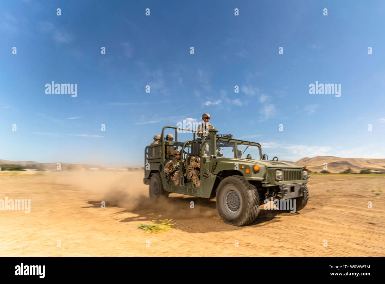 Soldaten der 40th Infantry Division darstellen, während eine inszenierte Fotografie Betrieb während 2019 der jährliche Ausbildung auf dem Camp Roberts, Kalifornien, 26. Soldaten waren die Erprobung neuer High Mobility Multipurpose Radfahrzeug (Hmmwv) Umbau Kits im Bereich während dieser an. (U.S. Armee Foto von Sgt. Jack J. Adamyk, 40th Infantry Division Public Affairs) Stockfoto