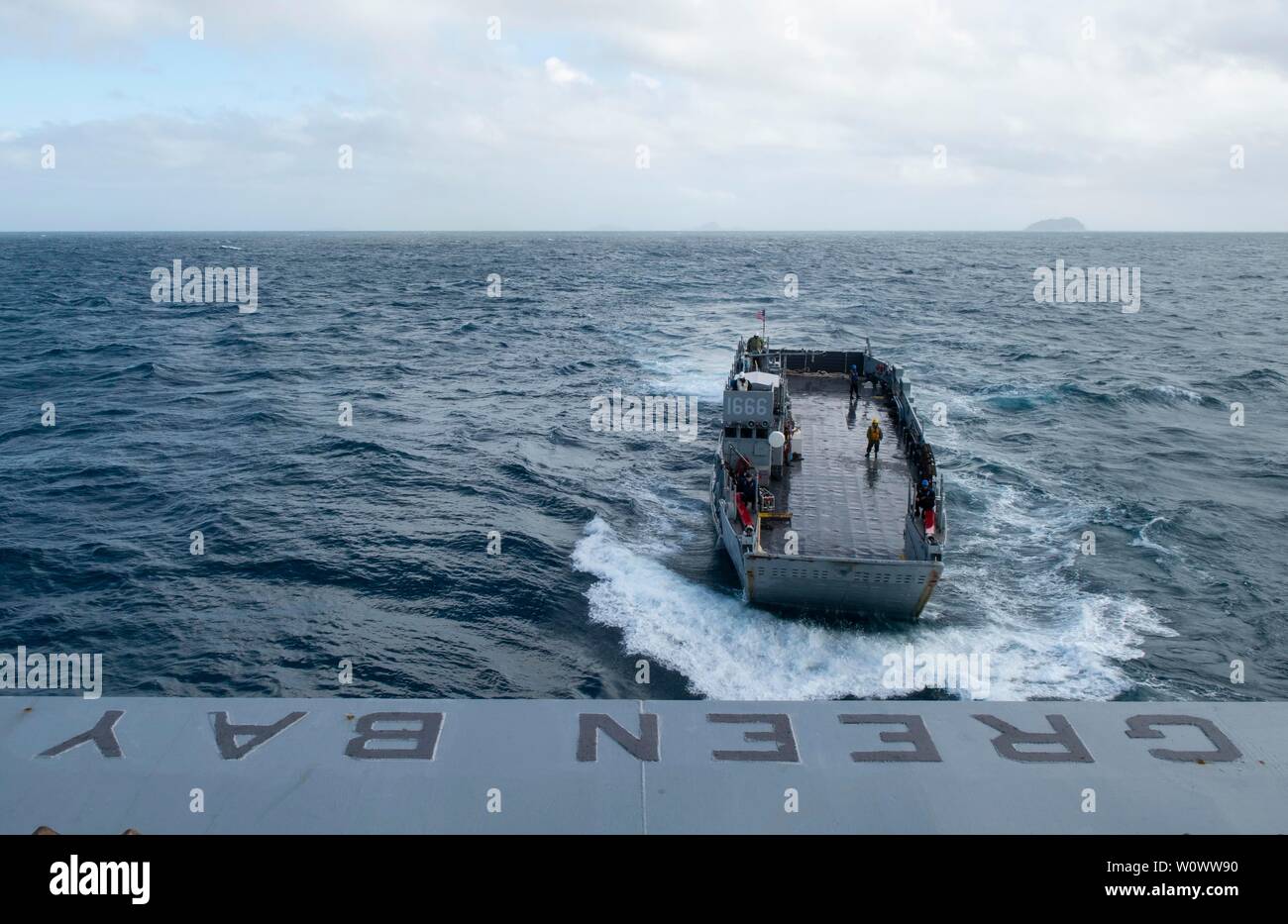 190627-N-DX 072-1095 CORAL SEA (27. Juni 2019) Landing Craft, Utility (LCU) 1666, zugeordnet zu den Naval Beach (NBU) 7, Ansätze der gut Deck des amphibious Transport dock Schiff USS Green Bay LPD (20). Green Bay, Teil der Wasp Amphibious Ready Group, mit 31 Marine Expeditionary Unit in Angriff genommen, ist die in der indopazifischen Region Interoperabilität mit Partnern zu verbessern und dienen als ready-Response Force für jede Art von Kontingenz, und stellen gleichzeitig eine flexible und tödliche Krise Response Force bereit, eine breite Palette von militärischen Operationen auszuführen. (U.S. Marine Foto von Stockfoto