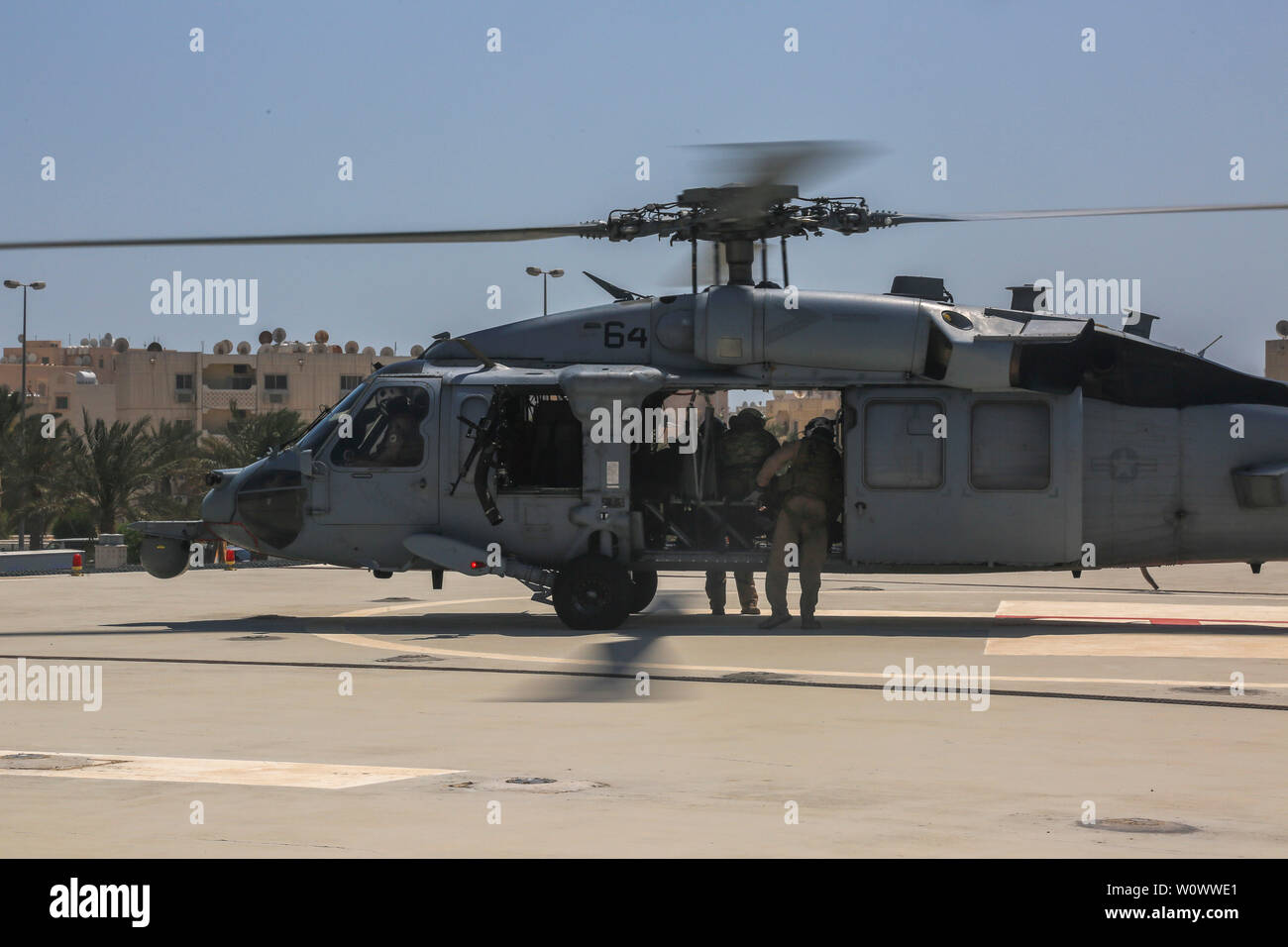 190619-A-ET AL 280-1054 SAYH, Bahrain (19. Juni 2019) eine US-Navy MH-60 Sea Hawk Hubschrauber landet auf dem Hubschrauberlandeplatz Zone im Königreich Hamad Universitätsklinik (KHUH) während einer medizinischen Evakuierung Training. Us Naval Forces Central Command und KHUH routinemäßig medizinische Evakuierungsübungen Praxis Partnerschaft zwischen den Nationen zu bauen. (U.S. Armee Foto von Pfc. Bradley McKinely/Freigegeben) Stockfoto