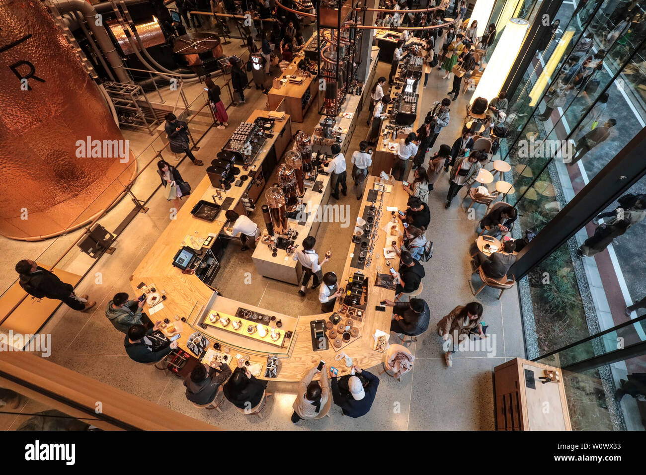 Die weltweit größte Starbucks finden Rösterei in Tokio Stockfoto