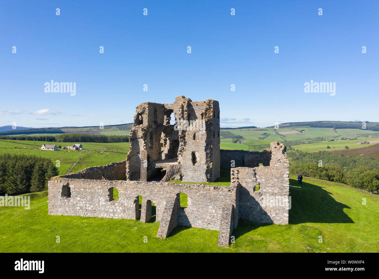 Luftaufnahme von Auchindoun Castle in der Nähe von Dufftown, Banffshire, Schottland. Stockfoto