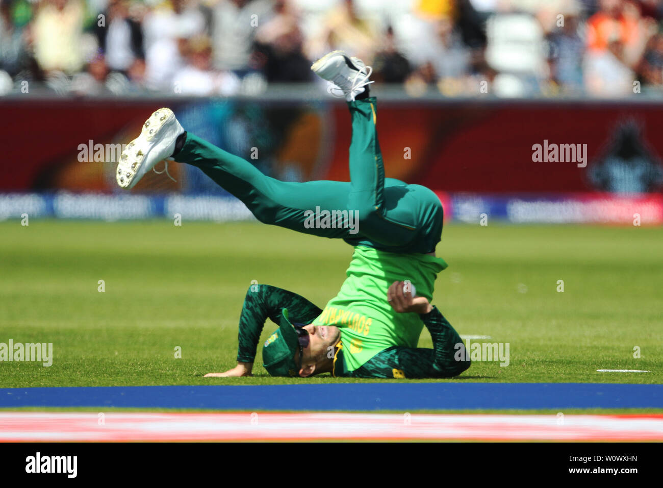 CHESTER LE STREET, ENGLAND vom 28. Juni 2019. Südafrika's Faf du Plessis Fänge Sri Lankas Avishka Fernando aus dwaine Pretorius während der ICC Cricket World Cup 2019 Match zwischen Sri Lanka und Südafrika im Emirates Riverside, Chester Le Street am Freitag, den 28. Juni 2019. (Credit: Mark Fletcher | Kredit: MI Nachrichten & Sport/Alamy leben Nachrichten Stockfoto