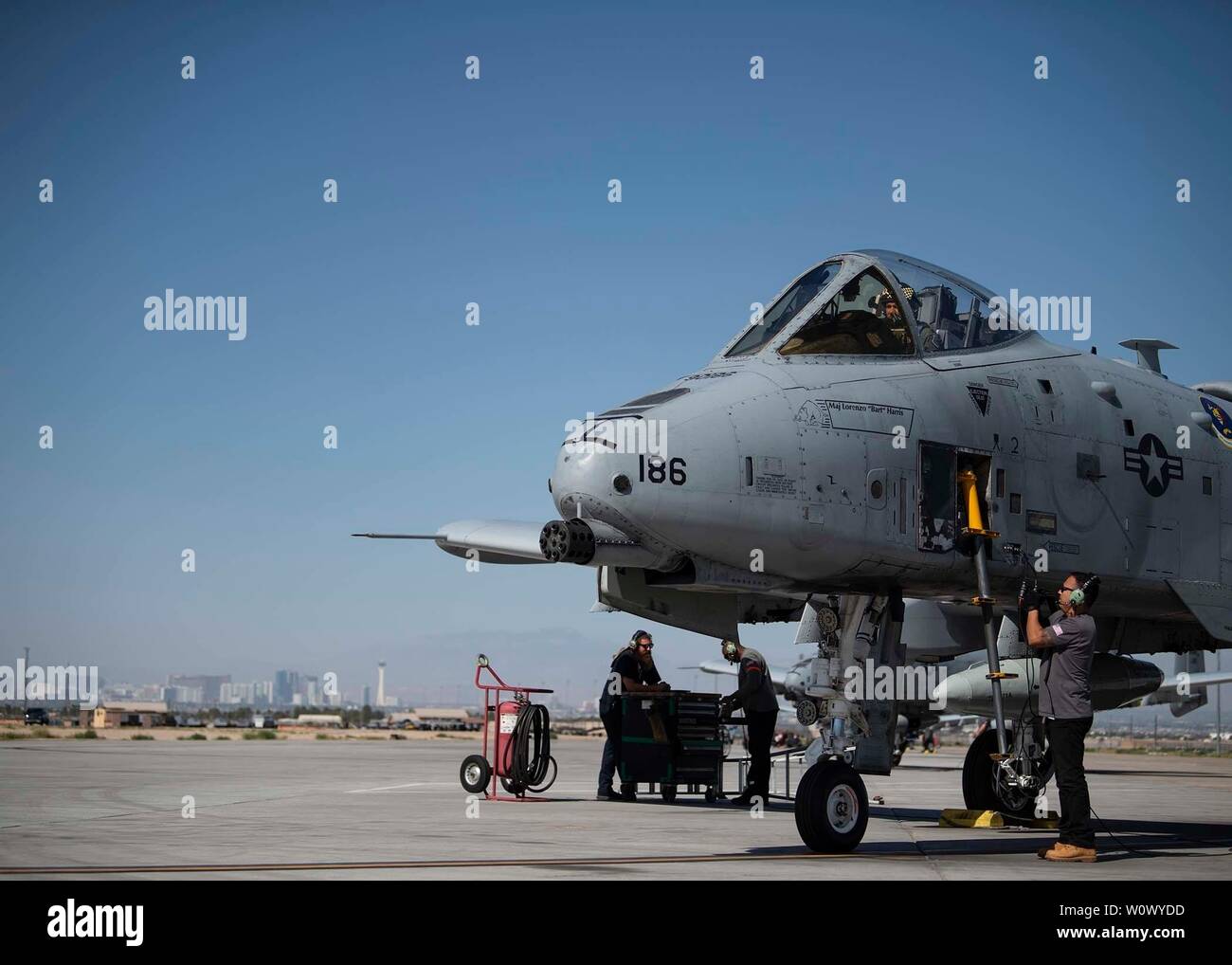 Eine A-10 Thunderbolt II des 86th Waffen Geschwader zugewiesen bereitet mit Hilfe der ersten Wartung Support Service Team an der Nellis Air Force Base, Nev, Juni 21, 2019 zu starten. Piloten den 6 Combat Training Squadron und 66th Waffen Geschwader zugewiesen eine Überführung in 2nd Lieutenant James Lord's Begräbnis war ein Weltkrieg II P-47 Thunderbolt Pilot, der nach Hause nach verbleibenden in POW/MIA Status für mehr als 70 Jahre zurück. (U.S. Air Force Foto von Airman 1st Class Bryan Guthrie) Stockfoto