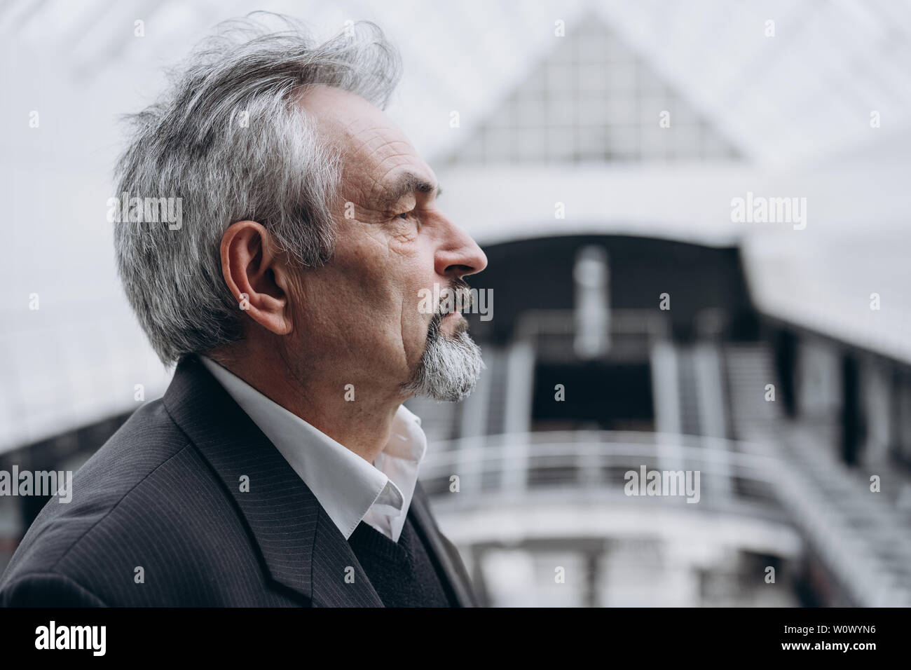 Ernsthafte ältere Mann in großen Office Center Stockfoto