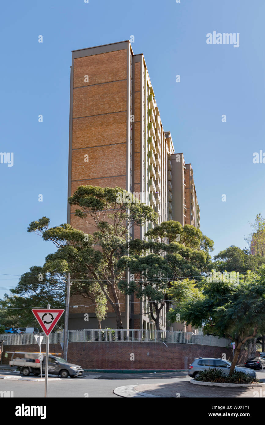 Eine der zahlreichen Gehäuse Kommission oder öffentlichen Wohnungen Apartment Blocks in der inneren Sydney Vorort von Waterloo, New South Wales, Australien Stockfoto