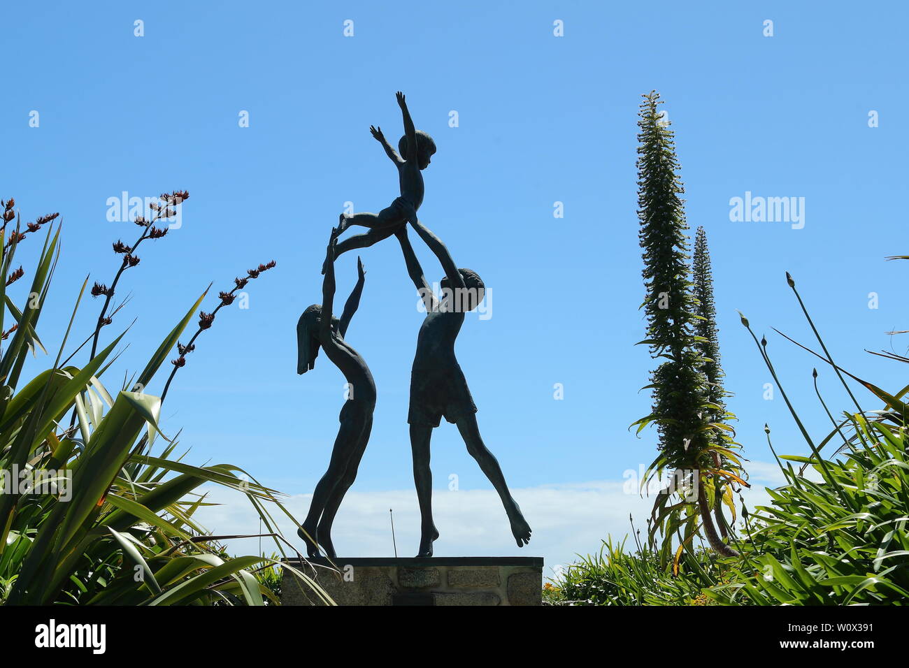 Bronze Skulptur von drei Kindern beim Spielen von David Wynne in Abbey Gardens, Tresco, Isles of Scilly, Cornwall, Großbritannien Stockfoto