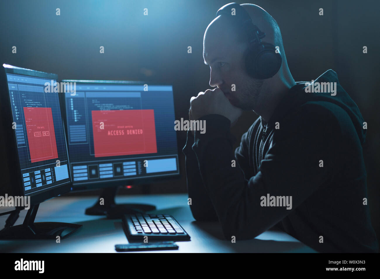 Hacker mit "Zugriff verweigert"-Meldungen auf Computern Stockfoto
