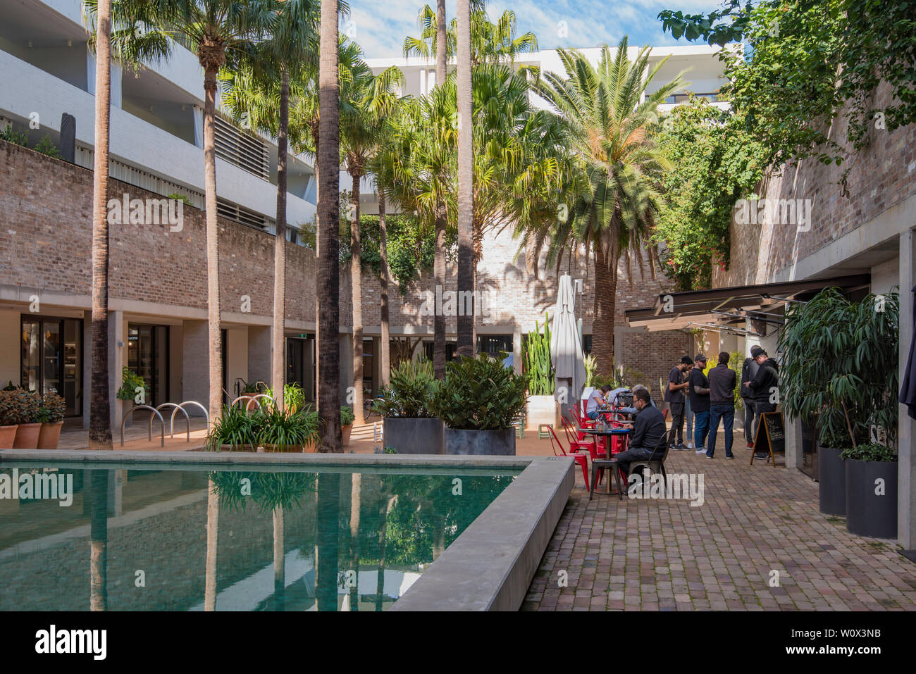 Eine moderne Multi Level gemischt genutzte Gebäude in Sydney's Waterloo mit Unterkunft auf oberen Ebenen und Innenhof, Café und Büros im Erdgeschoss Stockfoto