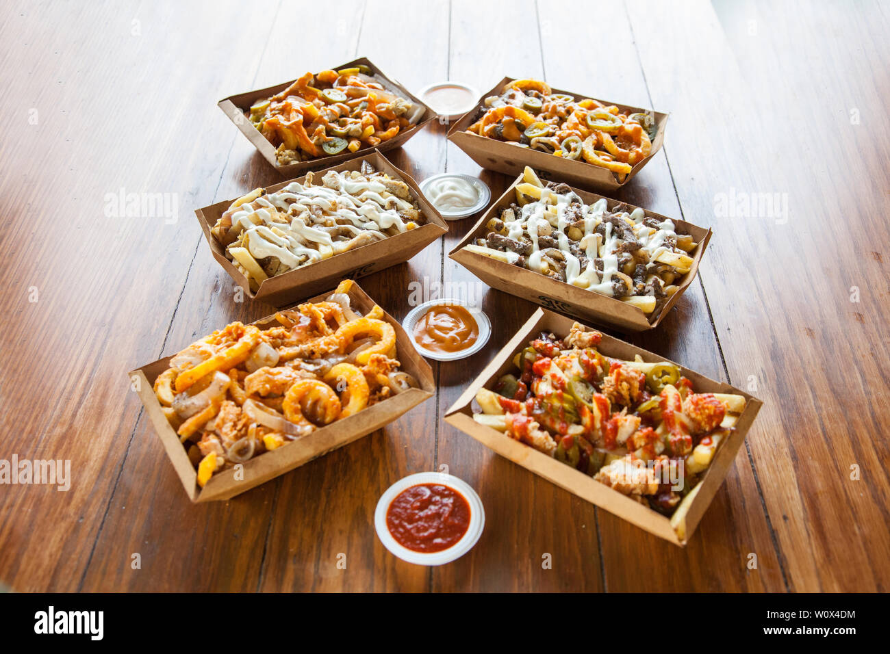 Poutine Pommes frites Curly dips Soße Stockfoto