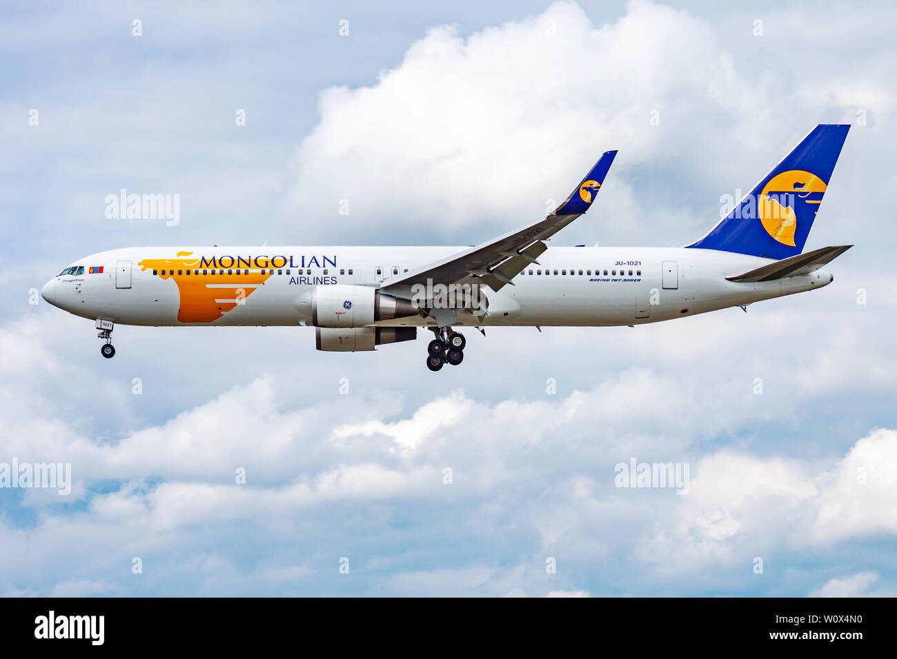FRANKFURT/Deutschland - am 17. AUGUST 2014: miat Mongolian Airlines Boeing 767-300-1021 JU Passagierflugzeug landen am Flughafen Frankfurt Stockfoto