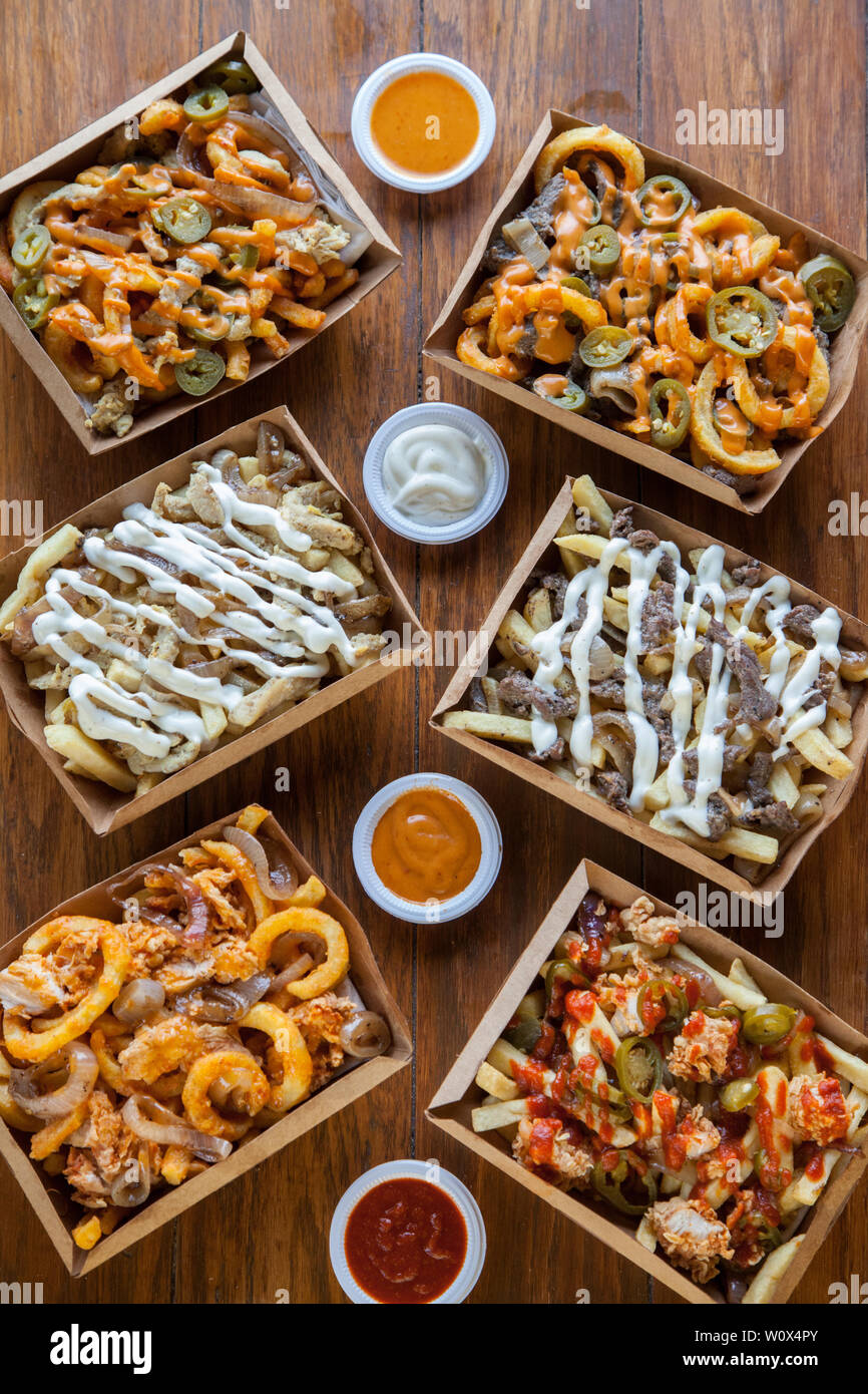 Poutine Pommes frites Curly dips Soße Stockfoto