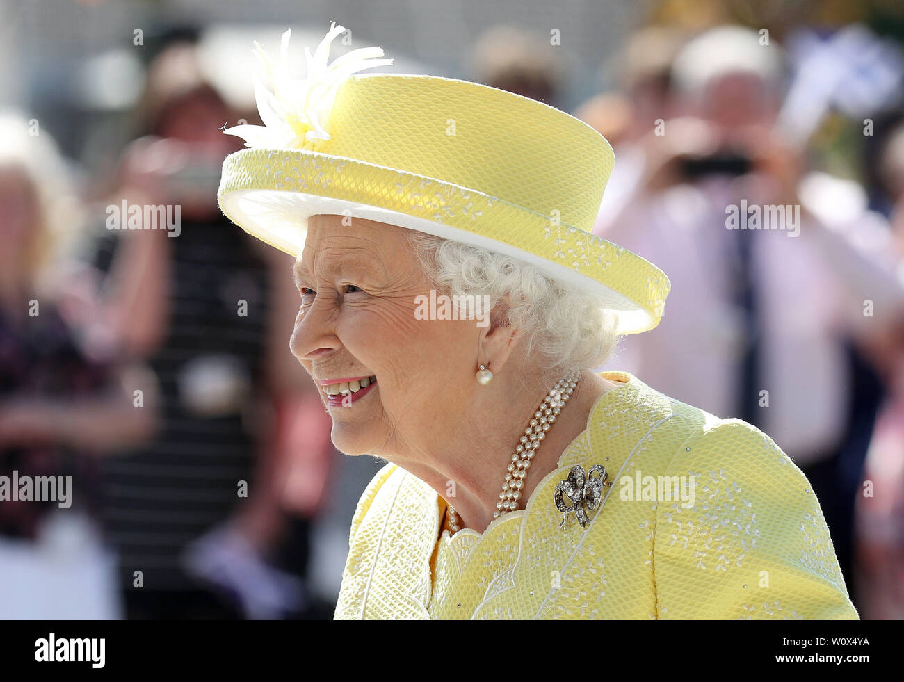 Königin Elizabeth II. Bei einem Besuch in Greenfaulds High School im Westen von Cumbernauld. Stockfoto