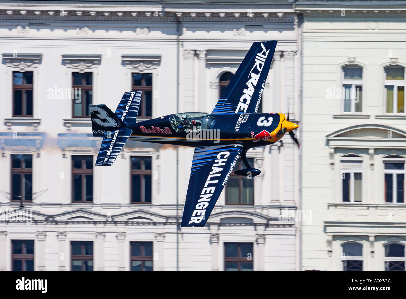BUDAPEST/UNGARN - Juli 4, 2015: Red Bull Air Race 2015 Challenger Klasse Extra330 über die Donau in der Innenstadt von Budapest Stockfoto