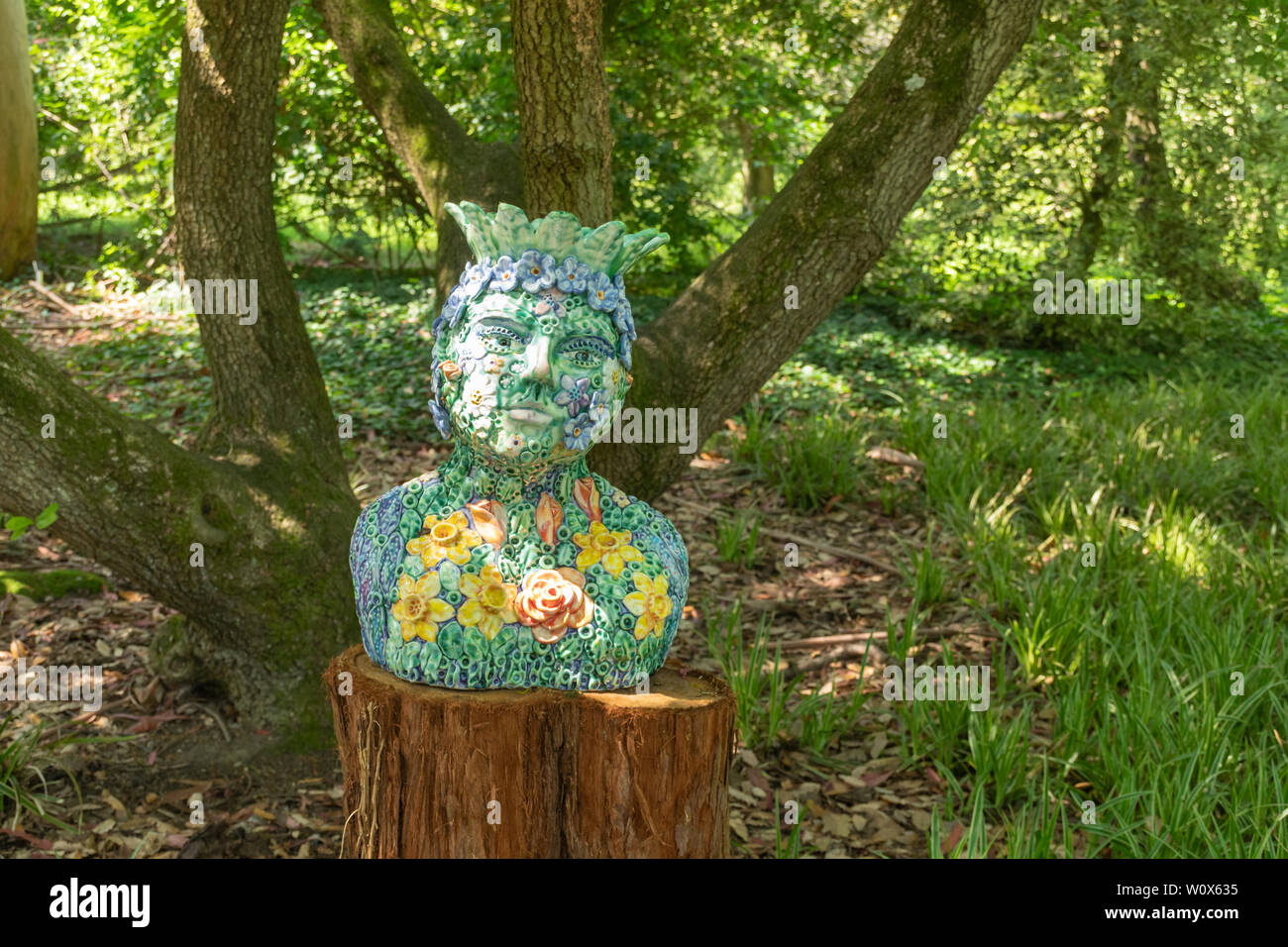 Sir Harold Hillier Gardens (Arboretum) an einem sonnigen Tag im Juni, Hampshire, UK. Kunst im Garten. Stockfoto