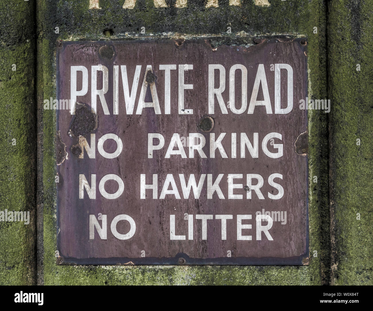 Private Straße unterzeichnen. Keine Parkplätze, keine fliegenden Händler, keine Einstreu Stockfoto