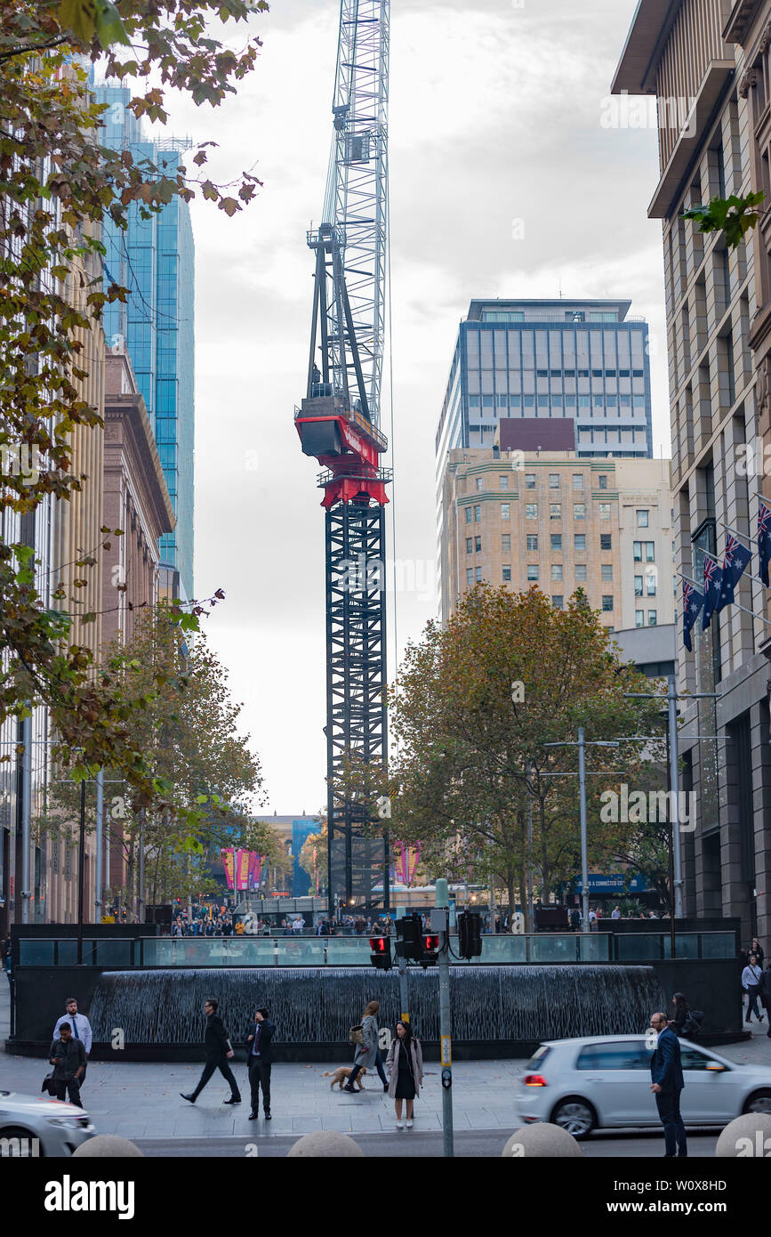 Mai 2019: ein Turm Kran über Martin Bahnhof Platz als Teil der Bau des neuen Sydney Metro rail line Stockfoto