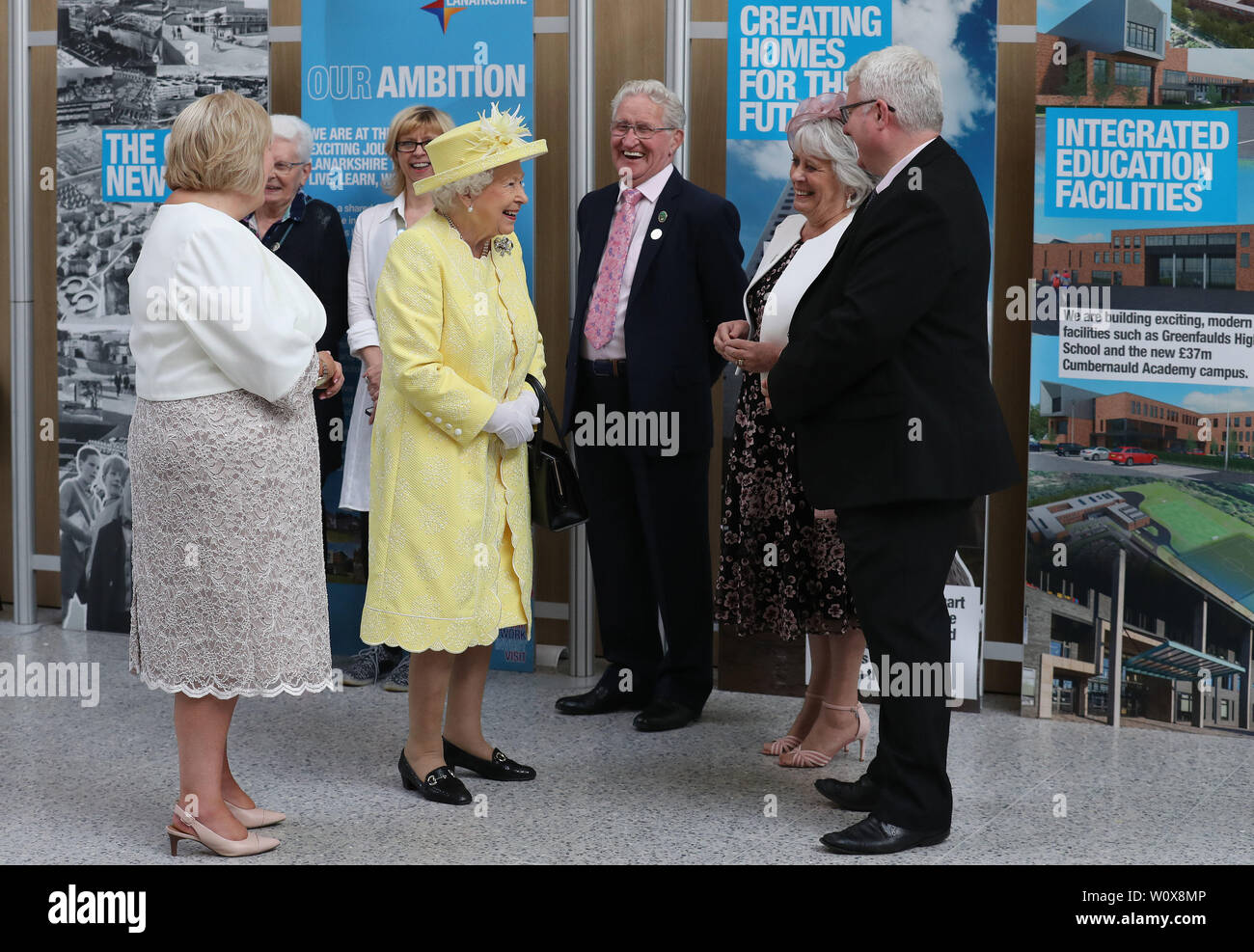 Königin Elizabeth II. Chats mit Einheimischen bei einem Besuch in Greenfaulds High School im Westen von Cumbernauld. Stockfoto