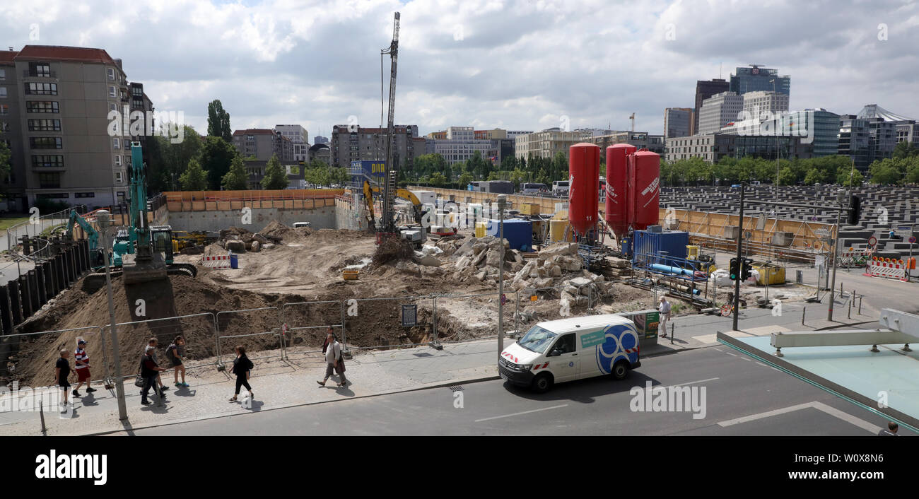 Berlin, Deutschland. Juni, 2019 19. Bagger Graben um die Reste eines Bunkers aus der NS-Zeit auf der Behrenstraße in Berlin-Mitte. Auf dieser Seite, wo die Reich Ministerium für Ernährung und Landwirtschaft und dem Gebäude des Reichspräsidenten stand einmal, ein neues Gebäude mit Tiefgarage errichtet wird. Auf der linken Seite, Wohngebäuden in Wilhelmstraße und Vossstraße, wo andere Ministerien und der Reichskanzlei mit den Führerbunker wurden entfernt. Auf der rechten Seite das Holocaust-mahnmal. Quelle: Wolfgang Kumm/dpa/Alamy leben Nachrichten Stockfoto