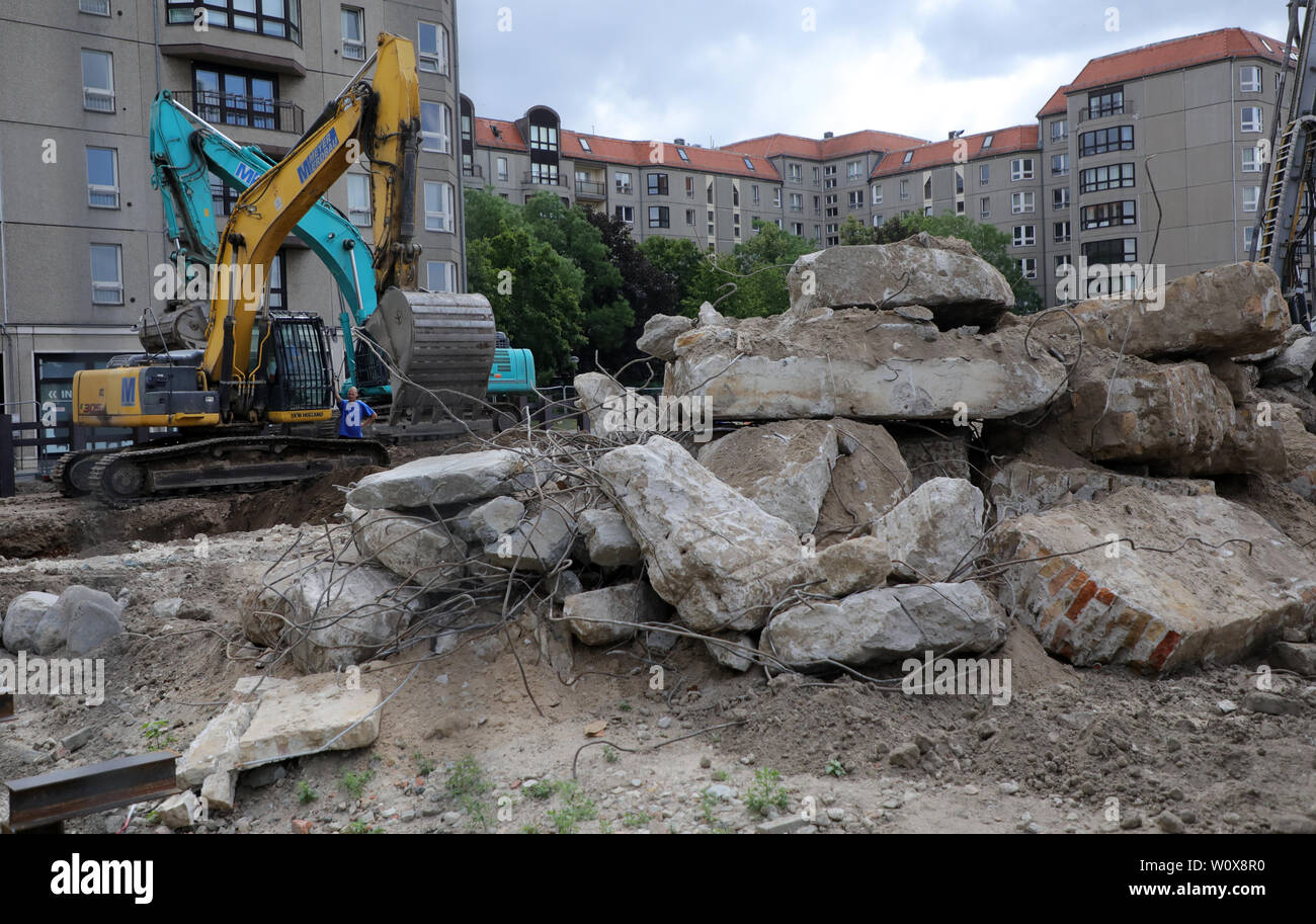 Berlin, Deutschland. Juni, 2019 19. Bagger Graben um die Reste eines Bunkers aus der NS-Zeit auf der Behrenstraße in Berlin-Mitte. Auf dieser Seite, wo die Reich Ministerium für Ernährung und Landwirtschaft und dem Gebäude des Reichspräsidenten stand einmal, ein neues Gebäude mit Tiefgarage errichtet wird. Im Hintergrund wurden Wohnhäuser auf der Wilhelmstraße, wo andere Ministerien entfernt wurden. Quelle: Wolfgang Kumm/dpa/Alamy leben Nachrichten Stockfoto