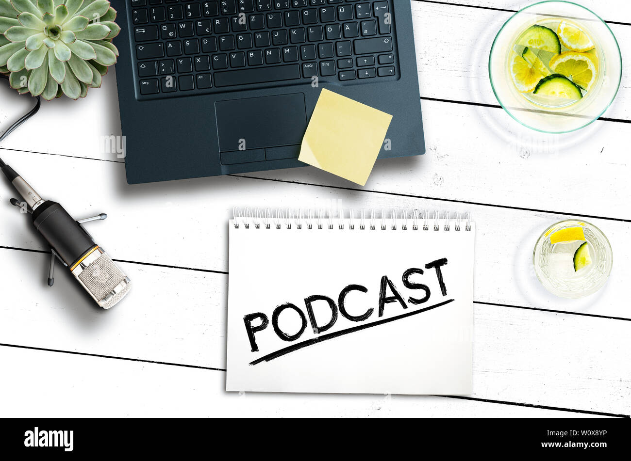 Podcast Aufnahme Konzept, Blick von oben auf die Laptop und Mikrofon auf rustikalen Holztisch Stockfoto