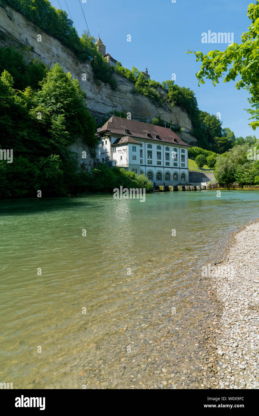 Fribourg, FR/Schweiz - vom 30. Mai 2019: historisches Wasserkraftwerk Gebäude auf dem Fluss Saane in der Stadt Freiburg Stockfoto