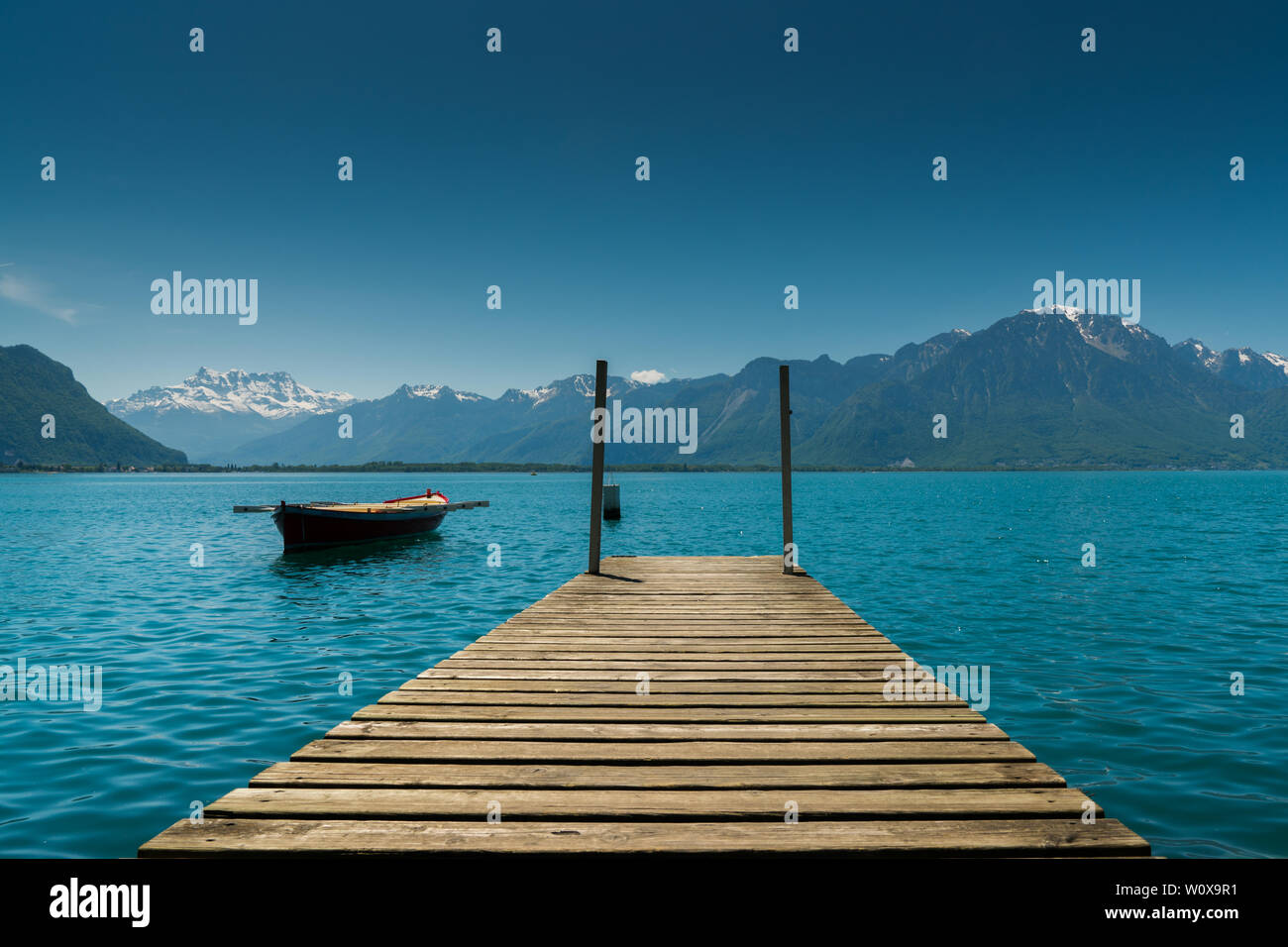 Montreux, VD/Schweiz - vom 31. Mai 2019: Berg- und Seenlandschaft mit einem Vintage rescue Ruderboot und einen Holzsteg Stockfoto