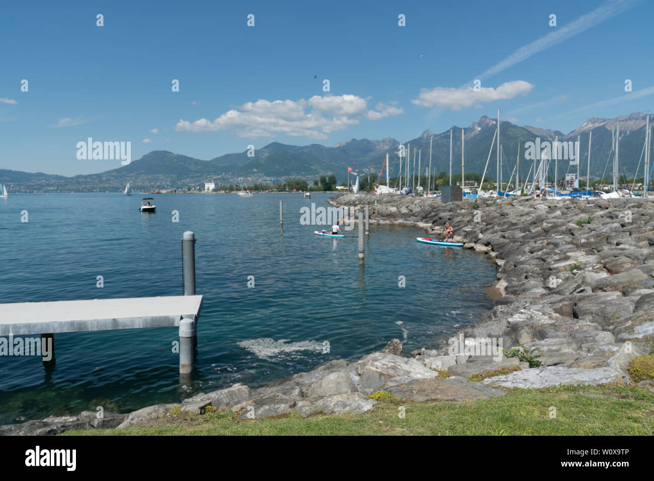 Villeneuve VD/Schweiz - vom 31. Mai 2019: Frauen bereiten Villeneuve Hafen am Genfer See auf einem paddleboard Ausflug während der Ferien zu verlassen Stockfoto