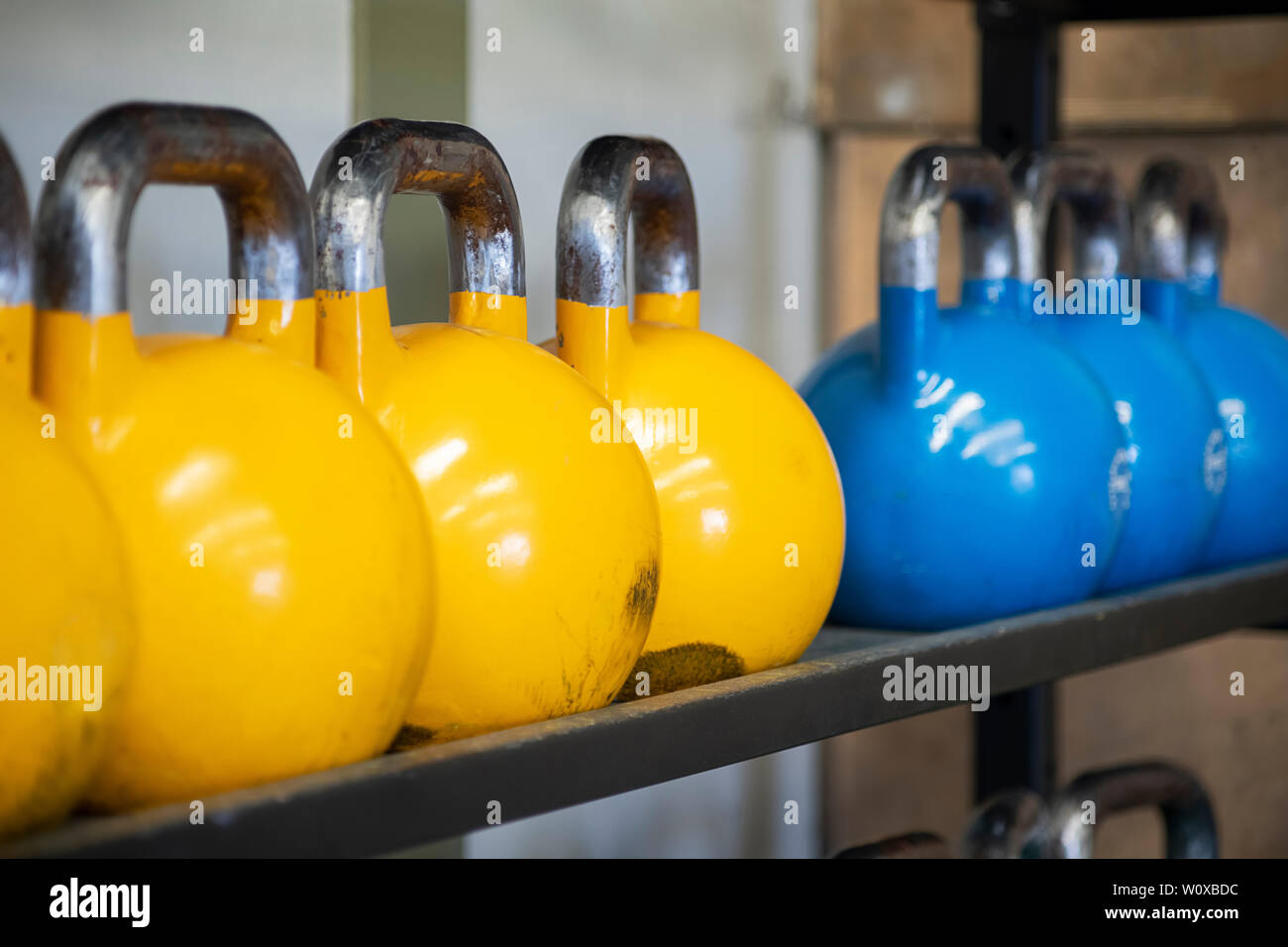 Hohes Gewicht legt der Kettlebell auf Eisen Regale an der Turnhalle für die funktionale Eignung verwendet, hohe Intensität CrossFit Ausbildung oder Gewichtheben Stockfoto