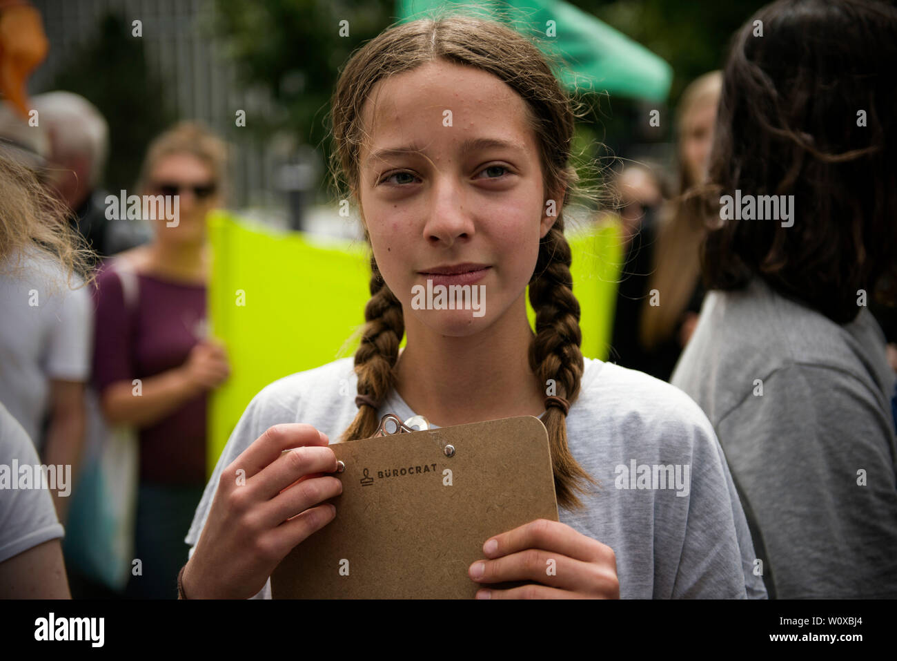 Inga Zasowska, der 13 Jahre alte polnische Mädchen gesehen protestieren außerhalb des polnischen Parlaments. Die 13-jährige Inga Zasowska begann der Urlaub Klima Streik letzte Woche. Sie saß vor dem Parlament Politiker davon zu überzeugen, die globale Erwärmung zu begrenzen. Sie plant, außerhalb des Parlaments jeden Freitag im Juli zu protestieren. Von Inga Aktion wird durch Greta Thunberg, einem 16 Jahre alten Klimawandel Aktivist aus Schweden, die ihre Unterstützung für den Streik der polnischen Mädchen auf Ihrem Facebook Profil zum Ausdruck gebracht hat. Stockfoto