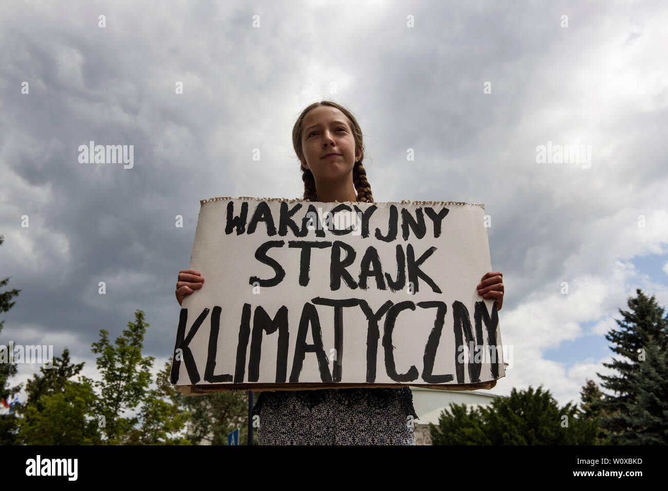 Inga Zasowska, der 13 Jahre alte polnische Mädchen gesehen, die ein Schild mit der Aufschrift "Urlaub Klima Strike' Während protestieren außerhalb des polnischen Parlaments. Die 13-jährige Inga Zasowska begann der Urlaub Klima Streik letzte Woche. Sie saß vor dem Parlament Politiker davon zu überzeugen, die globale Erwärmung zu begrenzen. Sie plant, außerhalb des Parlaments jeden Freitag im Juli zu protestieren. Von Inga Aktion wird durch Greta Thunberg, einem 16 Jahre alten Klimawandel Aktivist aus Schweden, die ihre Unterstützung für den Streik der polnischen Mädchen auf Ihrem Facebook Profil zum Ausdruck gebracht hat. Stockfoto