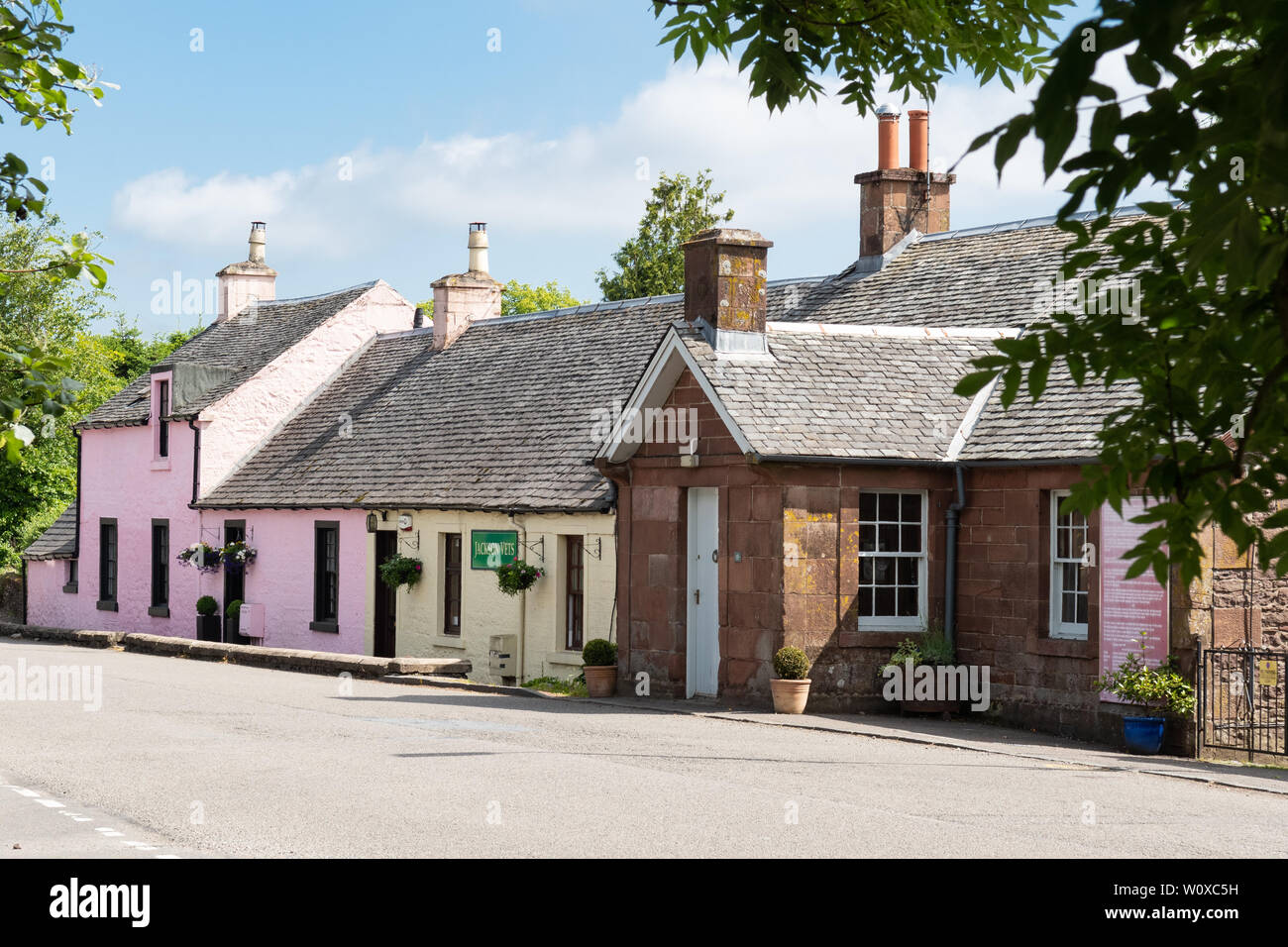 Killearn, Stirlingshire, Schottland, Großbritannien - dem Zollhaus und Pastell gemalt Cottages, Main Street Stockfoto