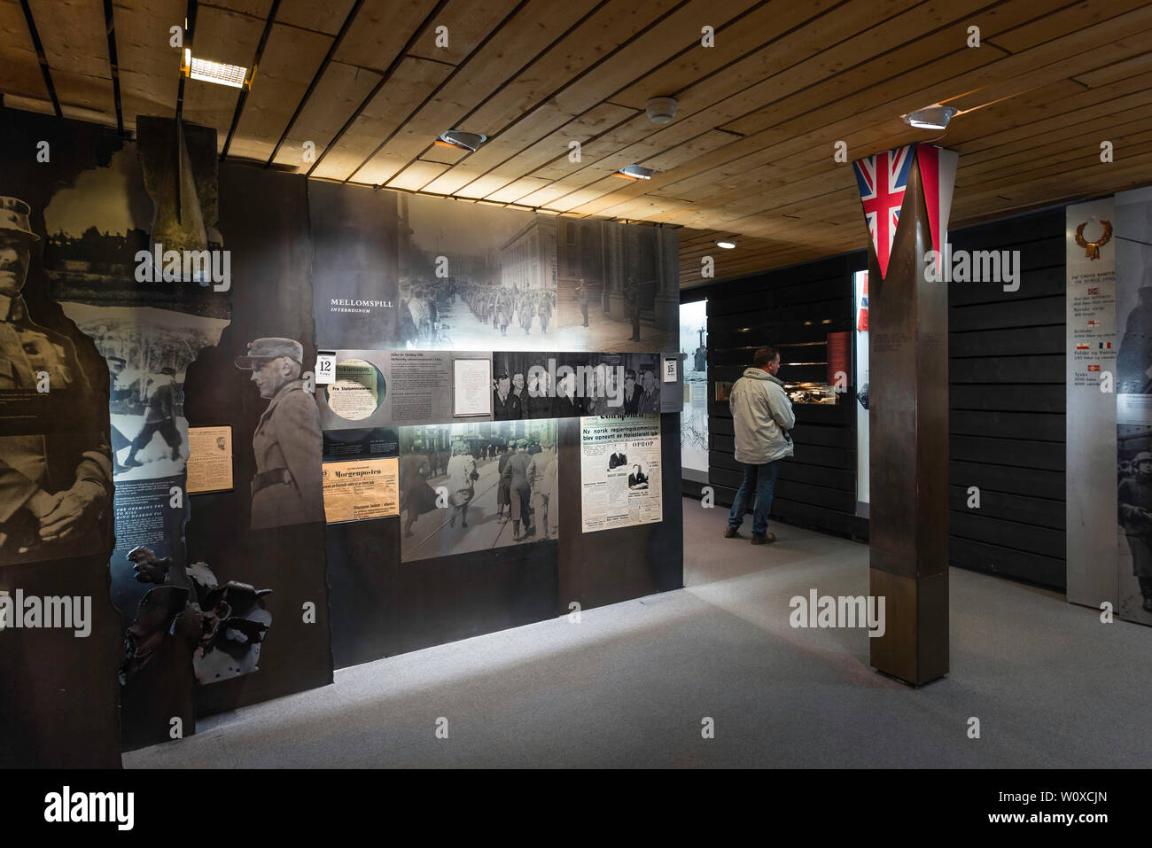Blick auf ein Tourist auf einem Display über den deutschen Besatzungstruppen in der Norwegischen Widerstand Museum in der Festung Akershus Komplex, Oslo Stockfoto