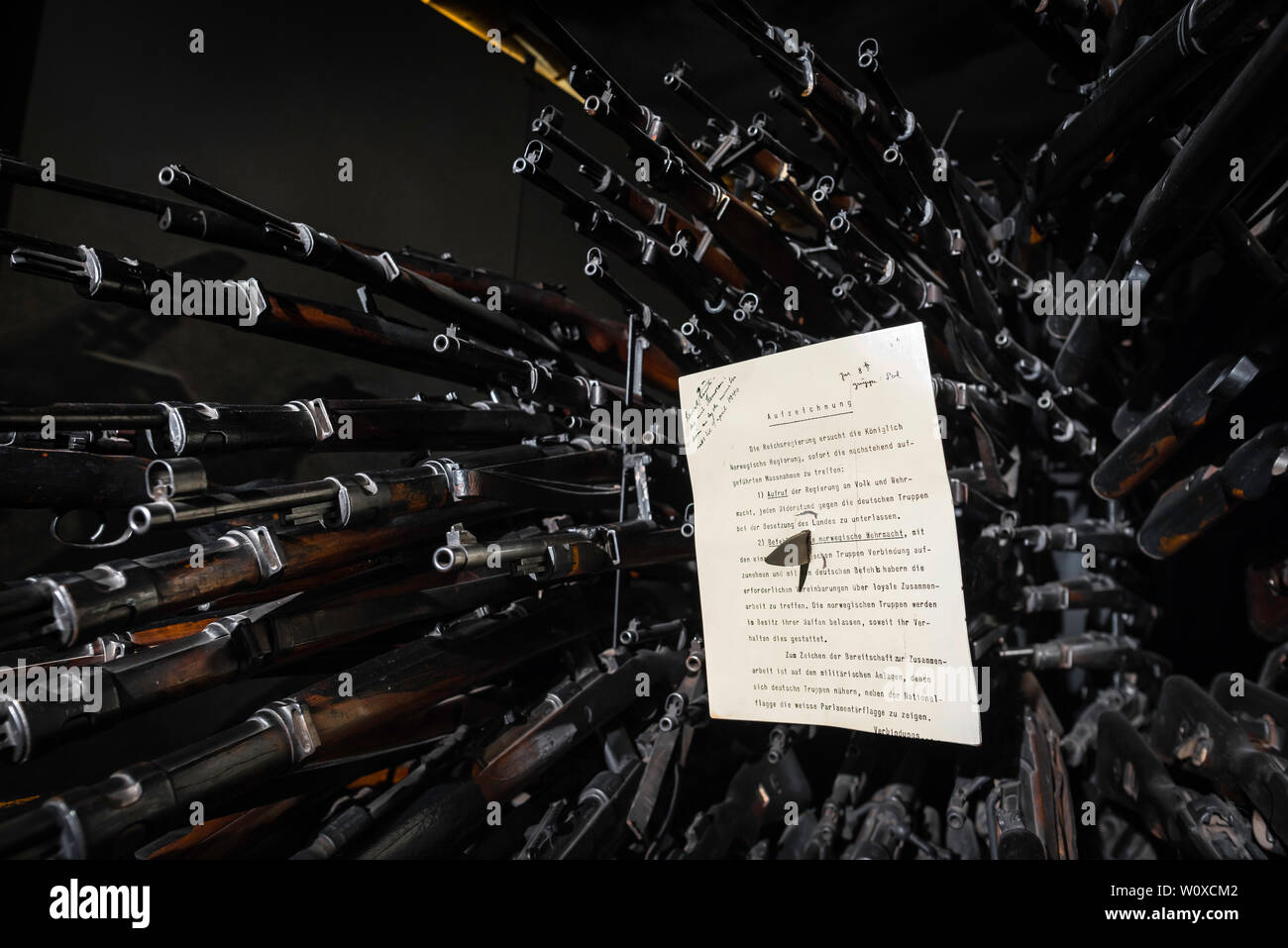 Anzeige der Deutsche WWII Gewehre und eine Benachrichtigung der Besetzung Dokument zu Beginn der NS-Übernahme von Norwegen ausgestellt, Widerstand Museum Oslo. Stockfoto