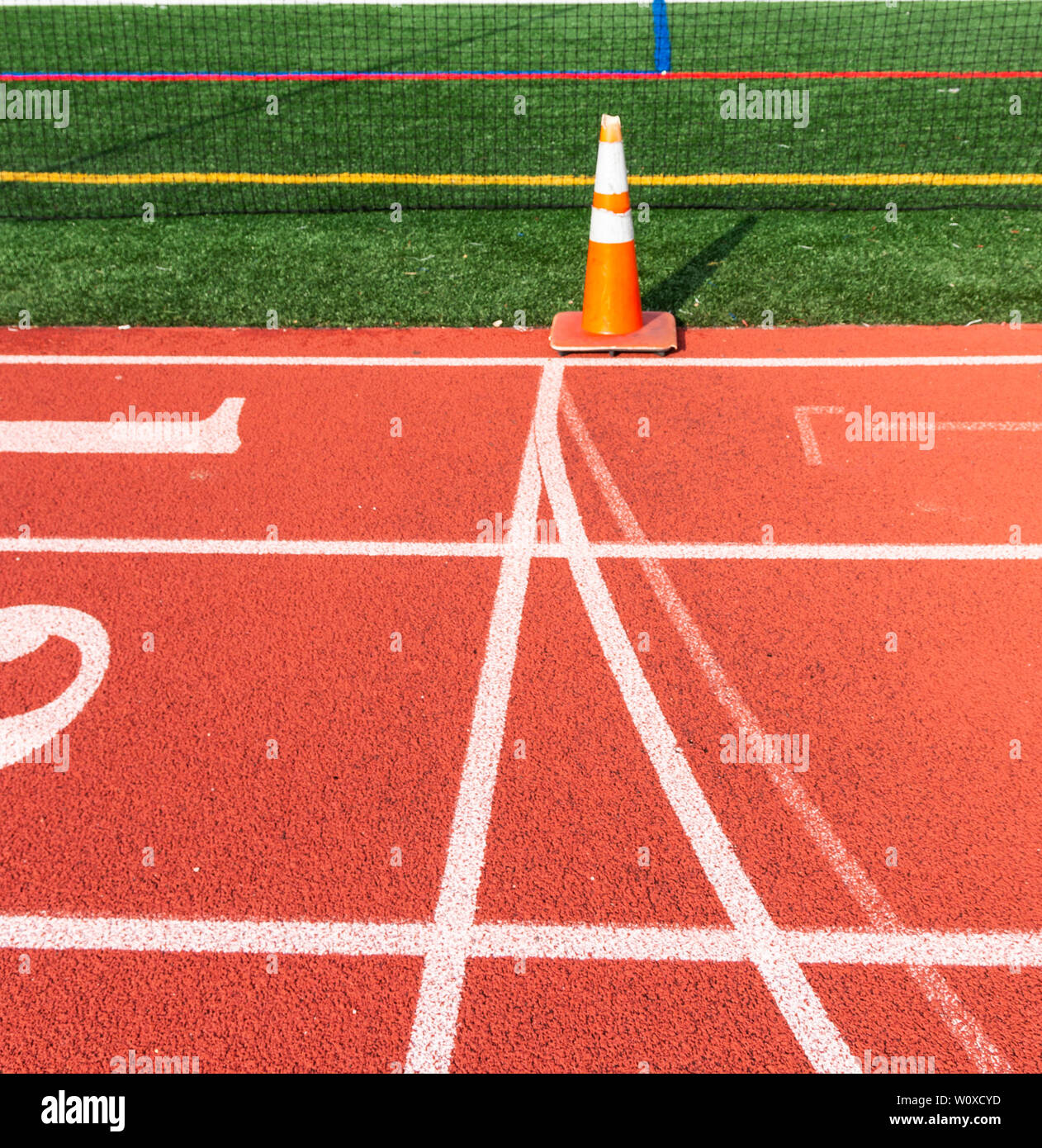 Seitenansicht mit Start und Ziel durch eine orangefarbene Kegel auf einem Track markiert. Stockfoto