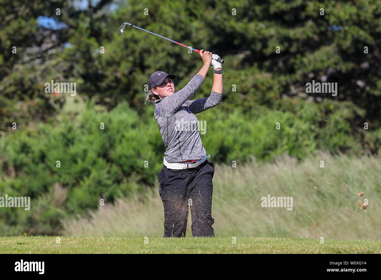 Troon, Großbritannien. 28 Juni, 2019. Ein erster Tag der Golf-meisterschaft der Schottischen Frauen über dem von der Sonne verwöhnten links von Kilmarnock Barassie Golf Club mehr als 60 Konkurrenten aus ganz Schottland Teil im laienhaften Golf der Schottischen Frauen Meisterschaften nahm unter der Kontrolle von Scottish Golf. Alison Muirhead, der Jumeirah Golf Estates ihren zweiten Schuß spielen zum 2. Credit: Findlay/Alamy leben Nachrichten Stockfoto