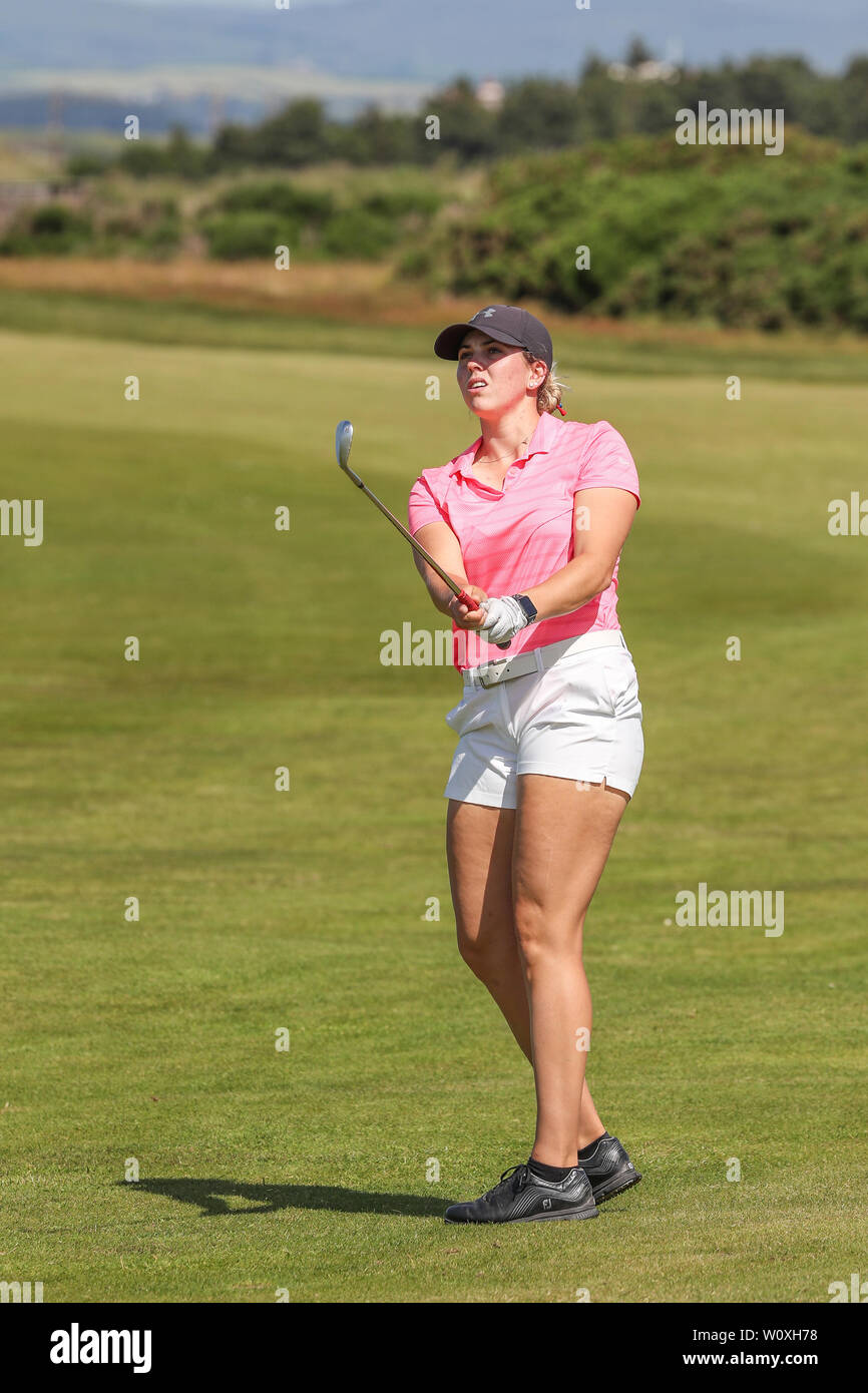 Troon, Großbritannien. 28 Juni, 2019. Ein erster Tag der Golf-meisterschaft der Schottischen Frauen über dem von der Sonne verwöhnten links von Kilmarnock Barassie Golf Club mehr als 60 Konkurrenten aus ganz Schottland Teil im laienhaften Golf der Schottischen Frauen Meisterschaften nahm unter der Kontrolle von Scottish Golf. Alison Muirhead, der Jumeirah Golf Estates zum Grün auf dem 6. Credit Splitterung: Findlay/Alamy leben Nachrichten Stockfoto