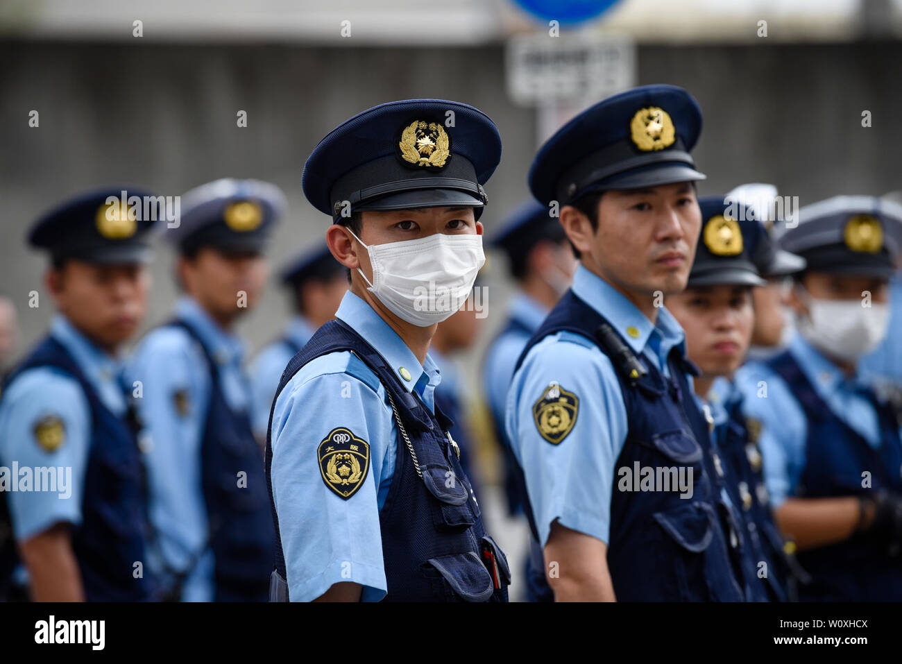 Juni 28, 2019 - Polizei beobachten Demonstranten während des G20-Gipfels in Osaka, Japan. Credit: Ben Weller/LBA/Alamy leben Nachrichten Stockfoto