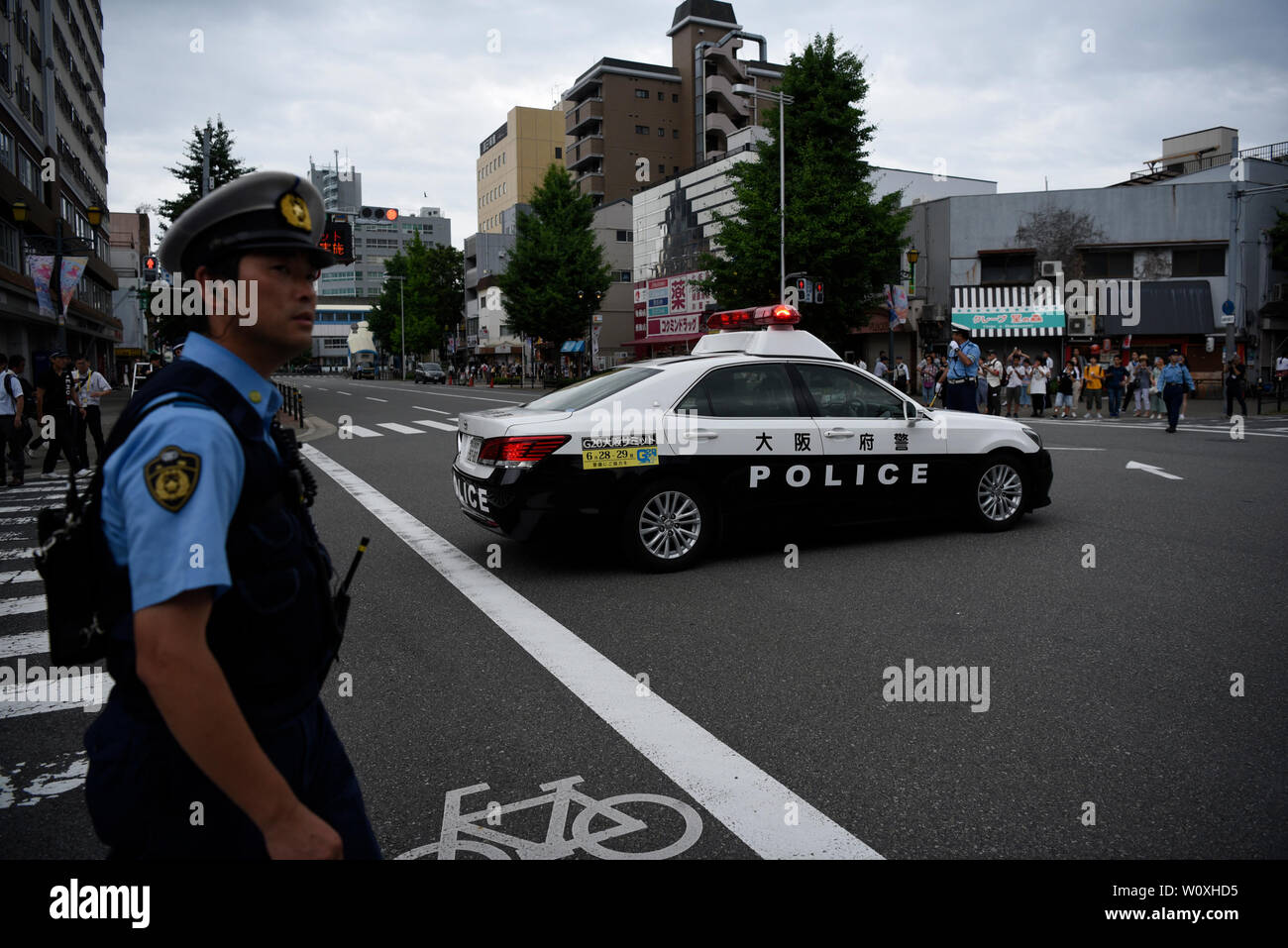 Juni 28, 2019 - Polizei beobachten Demonstranten während des G20-Gipfels in Osaka, Japan. Credit: Ben Weller/LBA/Alamy leben Nachrichten Stockfoto