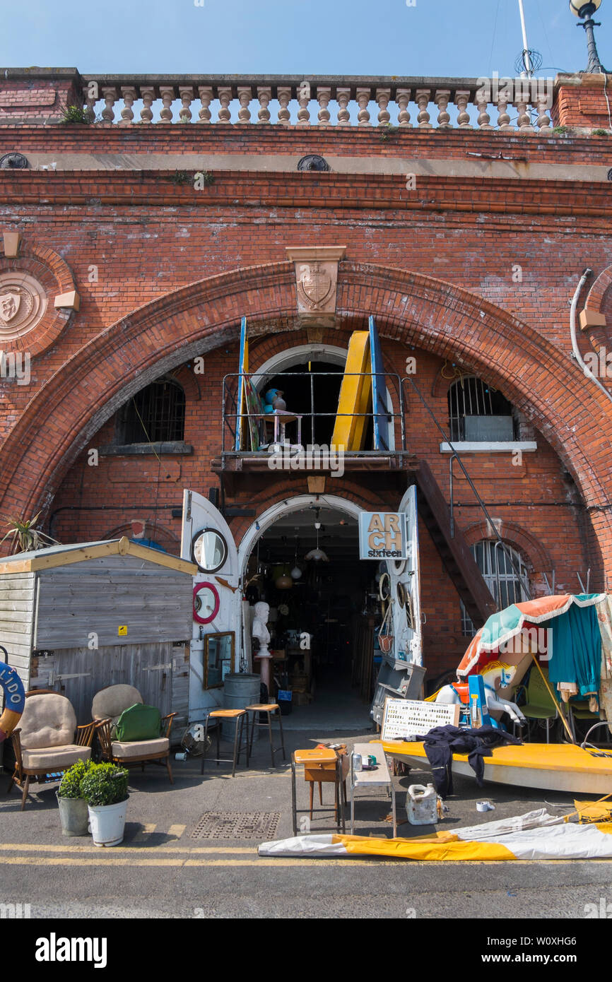 Arch 16, antik, Vintage und retro junk Shop in den Gewölben unterhalb des Königlichen Parade im Hafen von Ramsgate, Kent, Großbritannien. Stockfoto