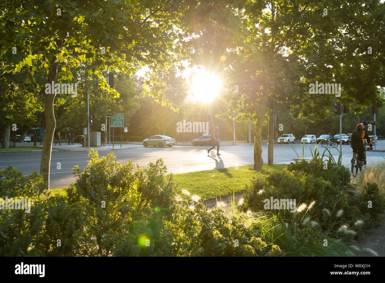 Region Metropolitana, Santiago, Chile - Verkehr in die forstliche Park in der Innenstadt mit einer untergehenden Sonne. Stockfoto