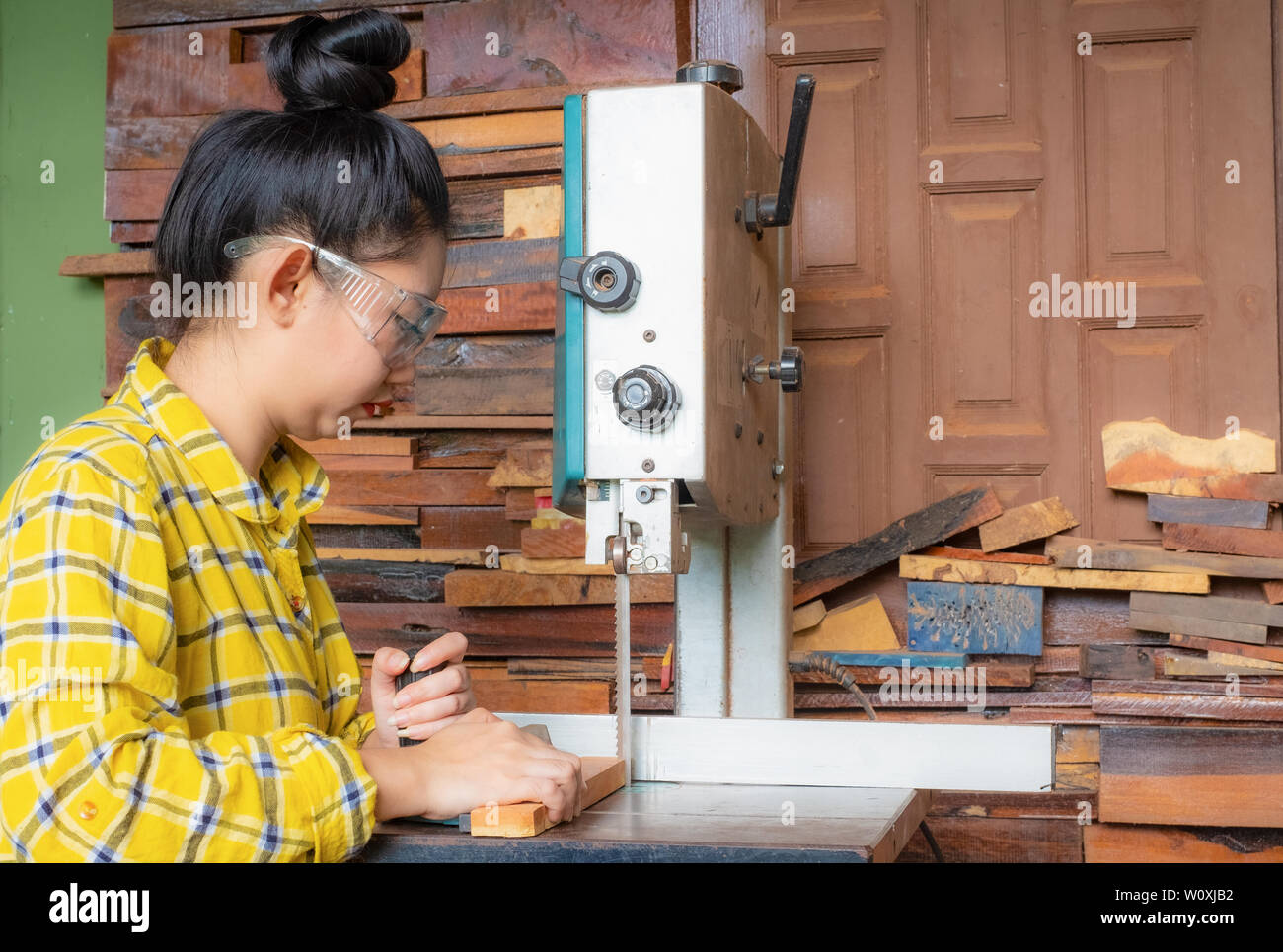 Frauen schneiden Holz weiß Electric sew Stockfoto
