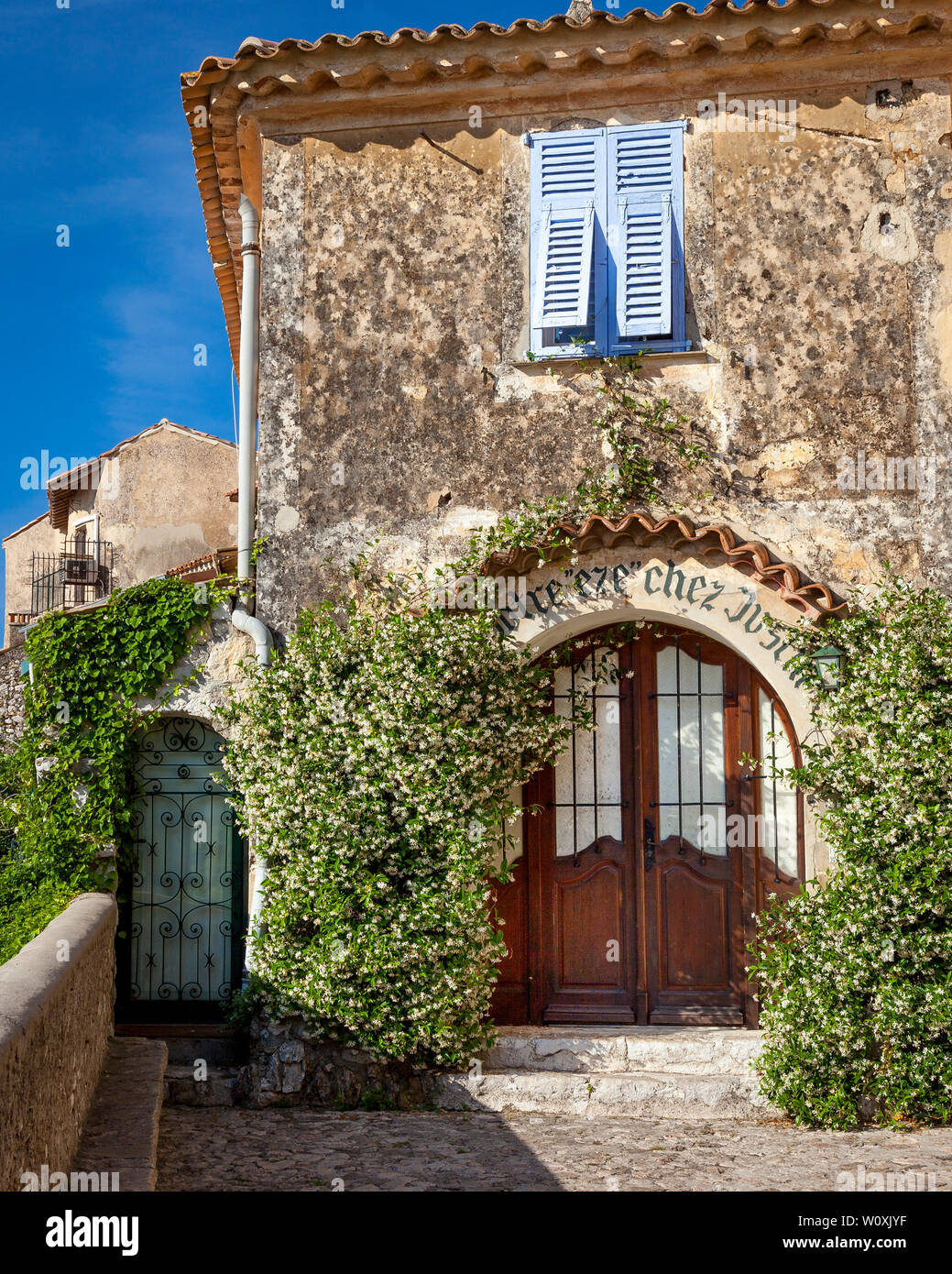 Jasmin gerahmte Torbogen im mittelalterlichen Dorf Eze, Provence, Frankreich Stockfoto