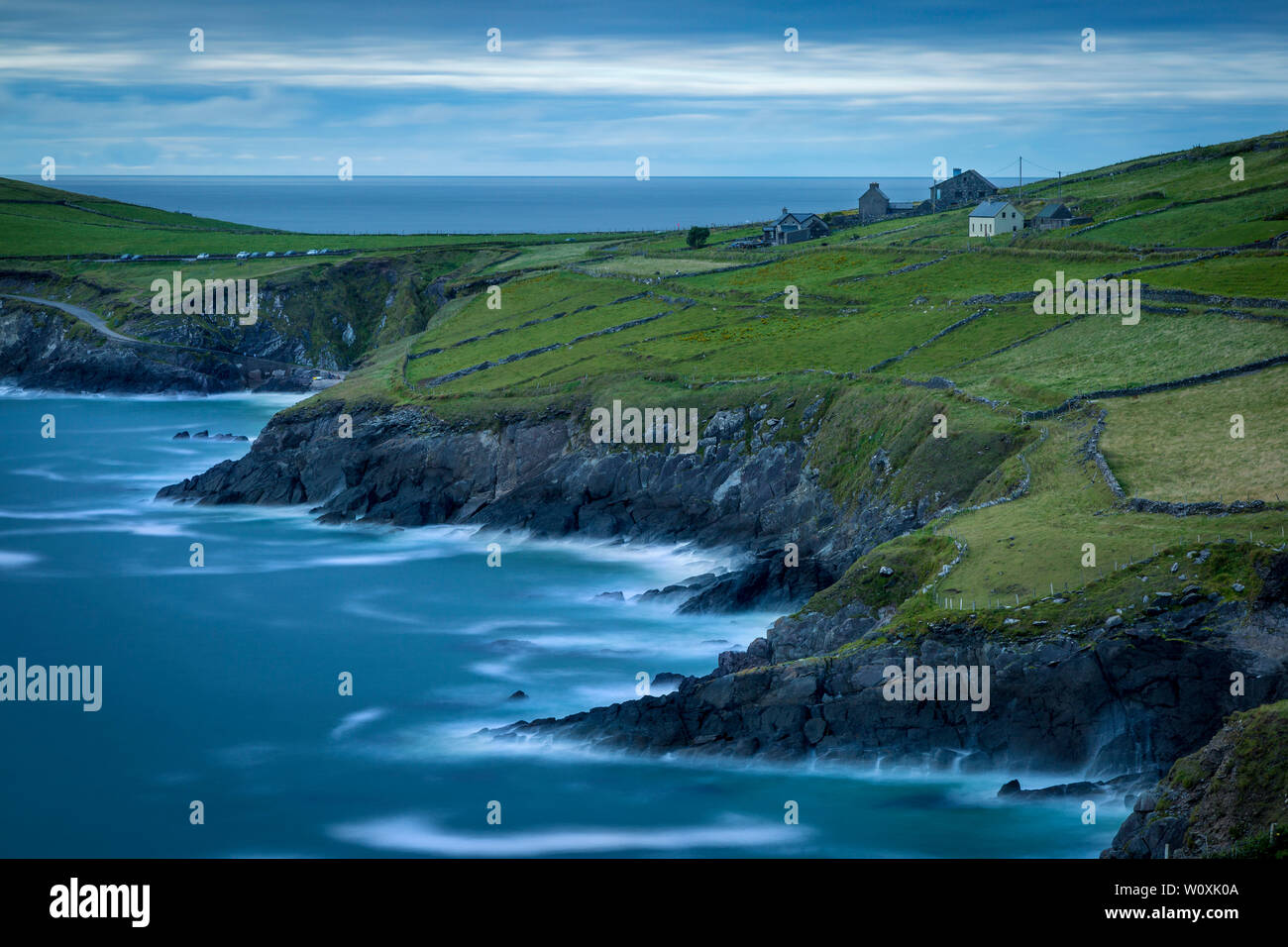 Abends über Dorf Coumeenoole entlang der Küste der Halbinsel Dingle in der Grafschaft Kerry, Republik von Irland Stockfoto