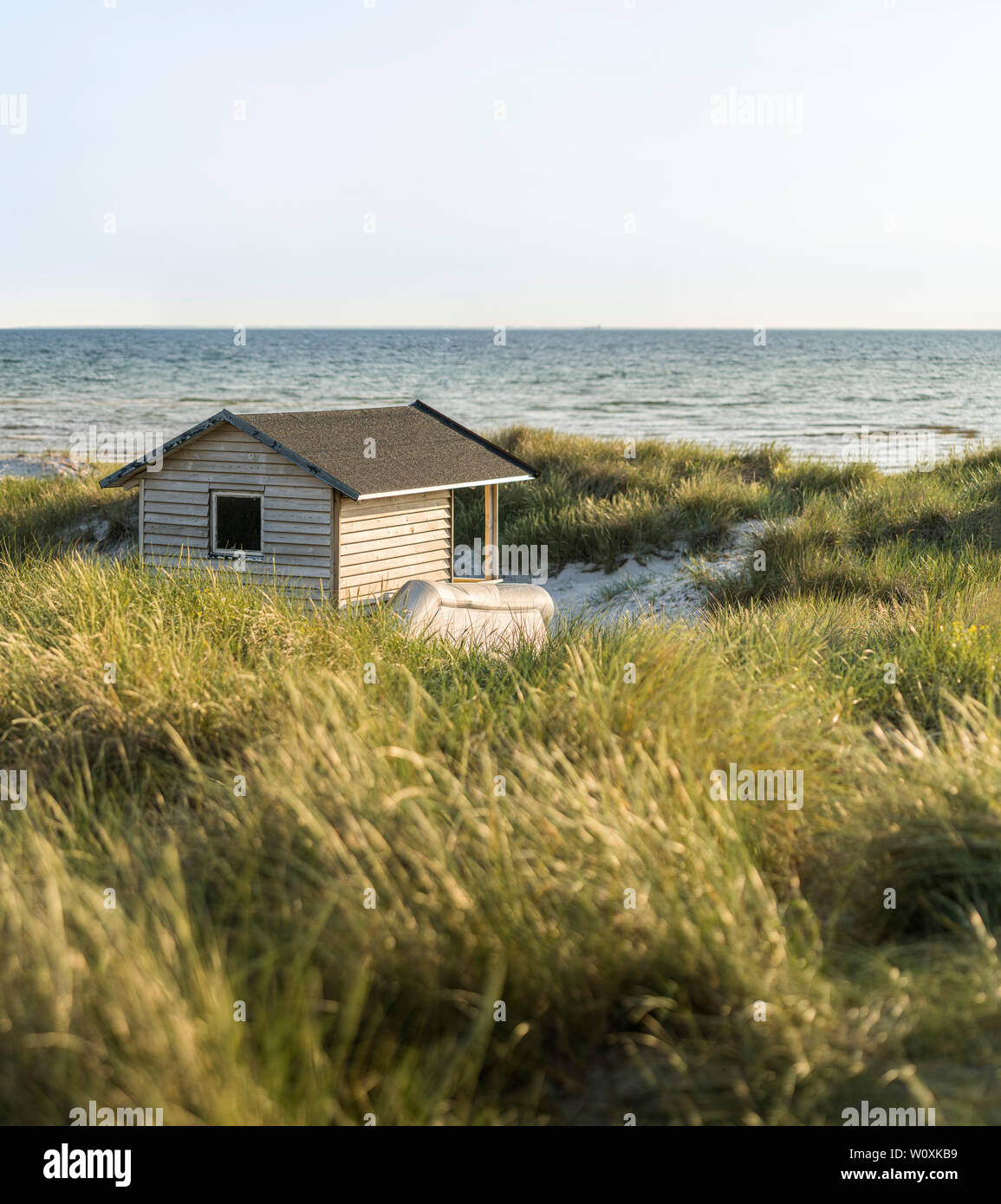 Beach Hut und Sanddünen am Strand mit dem Meer im Hintergrund, Skanor Skane, Schweden, Skandinavien Stockfoto