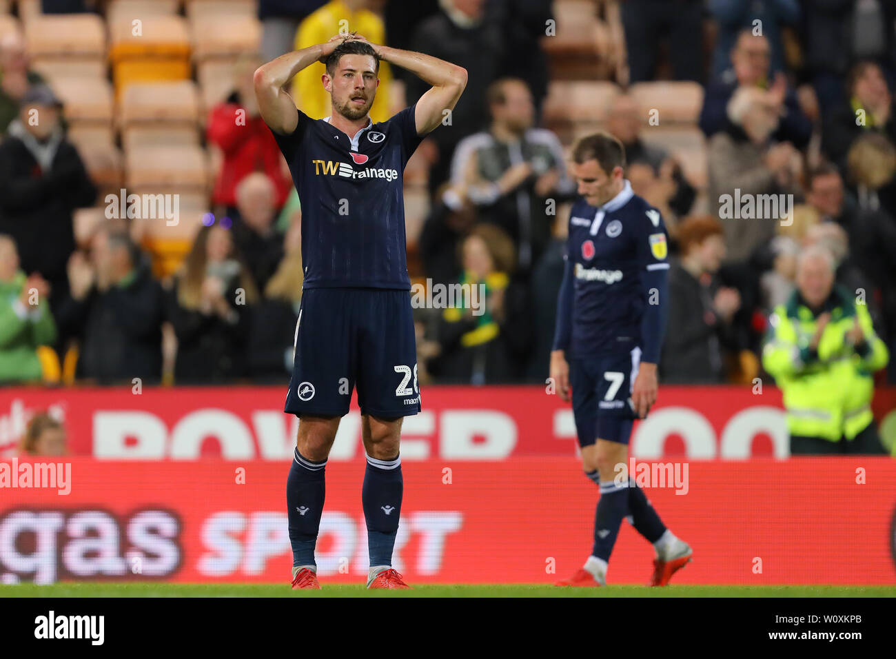 Ryan Leonard und Jed Wallace von Millwall stand niedergeschlagen nach dem Verlieren 4-3 zu Norwich City - Norwich City v Millwall, Sky Bet Meisterschaft, Carrow Road, Norwich - 10. November 2018 Stockfoto