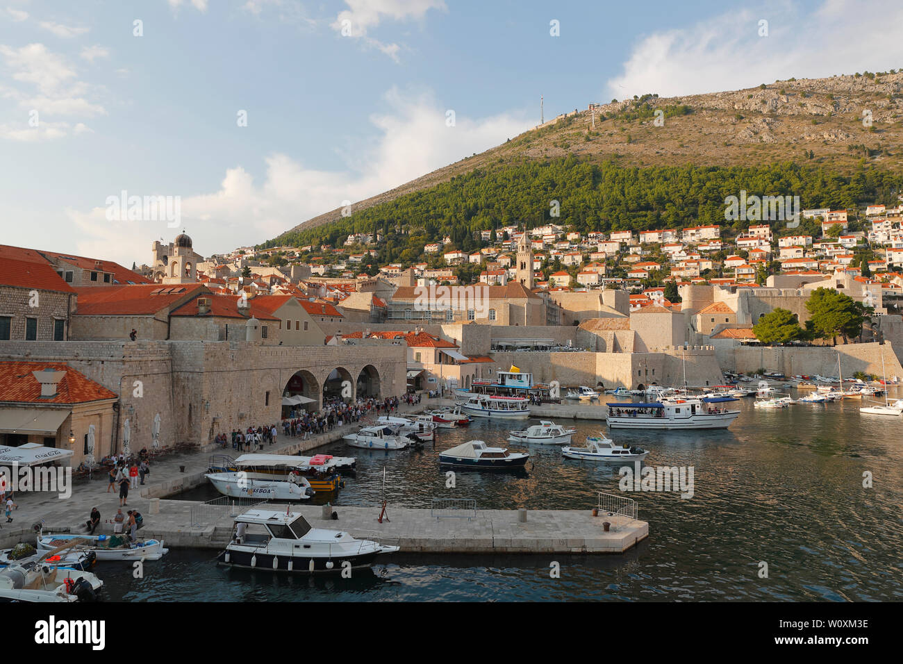 Blick auf den Hafen und die Stadt und die umliegenden Hügel, Dubrovnik, Kroatien Stockfoto