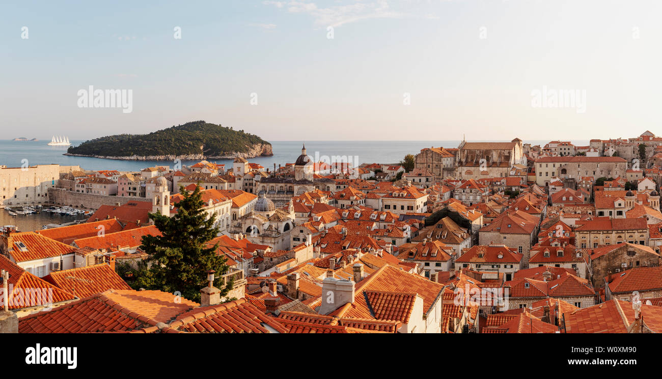 Dubrovnik, Panoramablick auf die Stadt von der umgebenden Mauer, Dubrovnik, Kroatien, Stockfoto