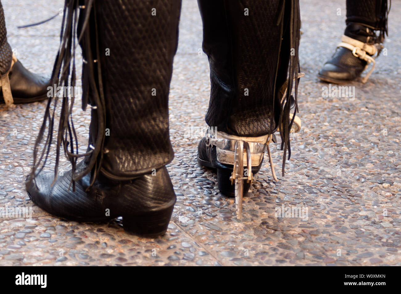 Schwarzes Leder und Metall traditionellen chilenischen Stiefel und Hose Stockfoto